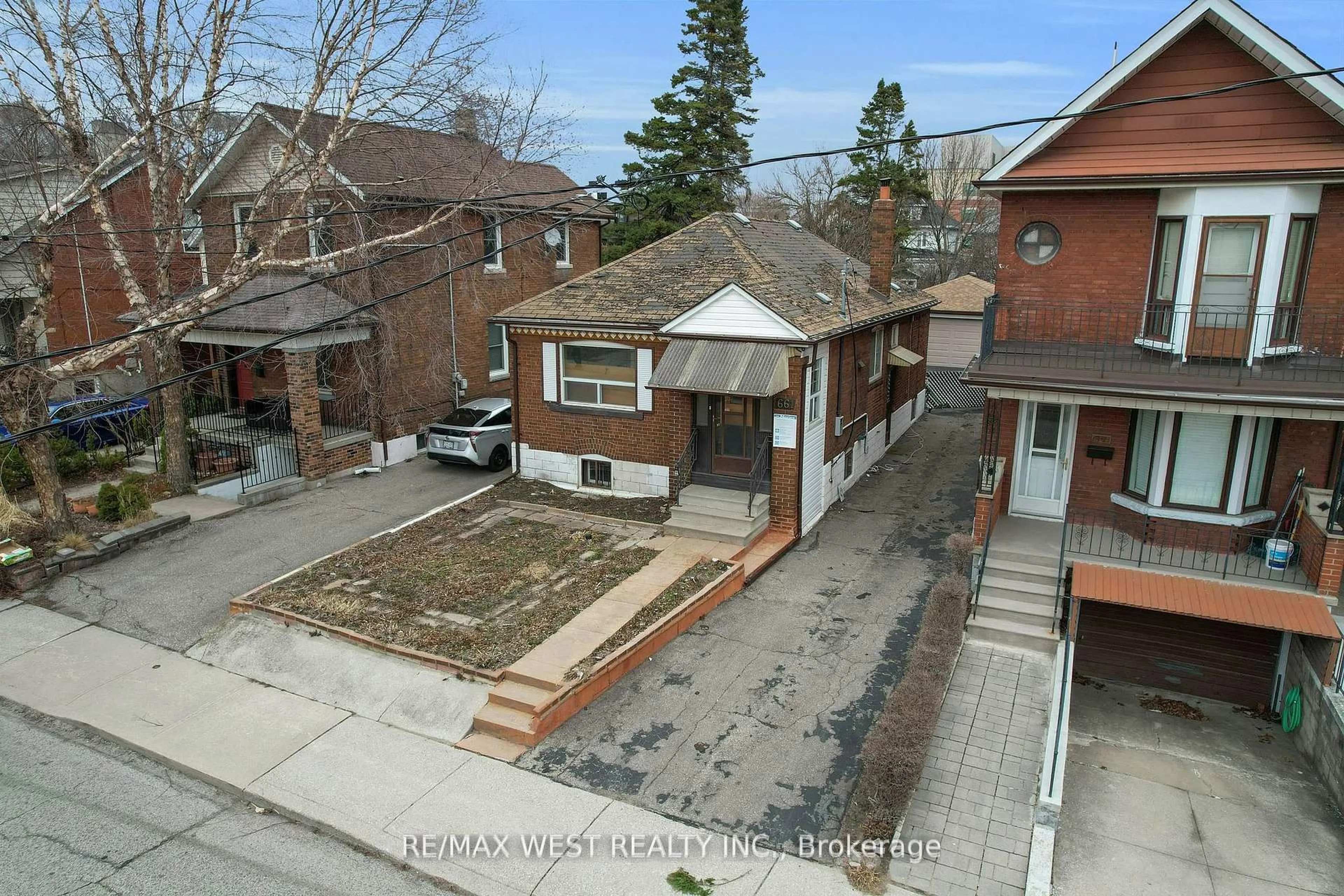 A pic from outside/outdoor area/front of a property/back of a property/a pic from drone, street for 661 Beresford Ave, Toronto Ontario M6S 3C4
