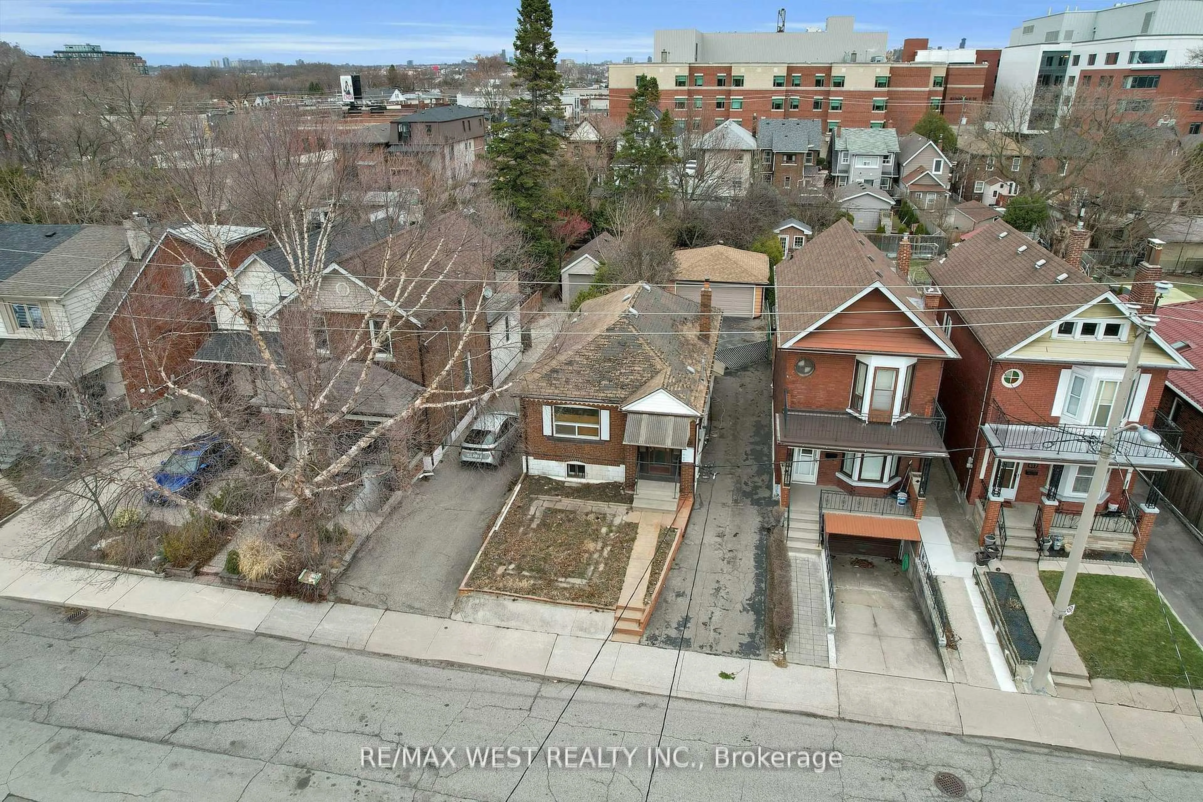 A pic from outside/outdoor area/front of a property/back of a property/a pic from drone, city buildings view from balcony for 661 Beresford Ave, Toronto Ontario M6S 3C4