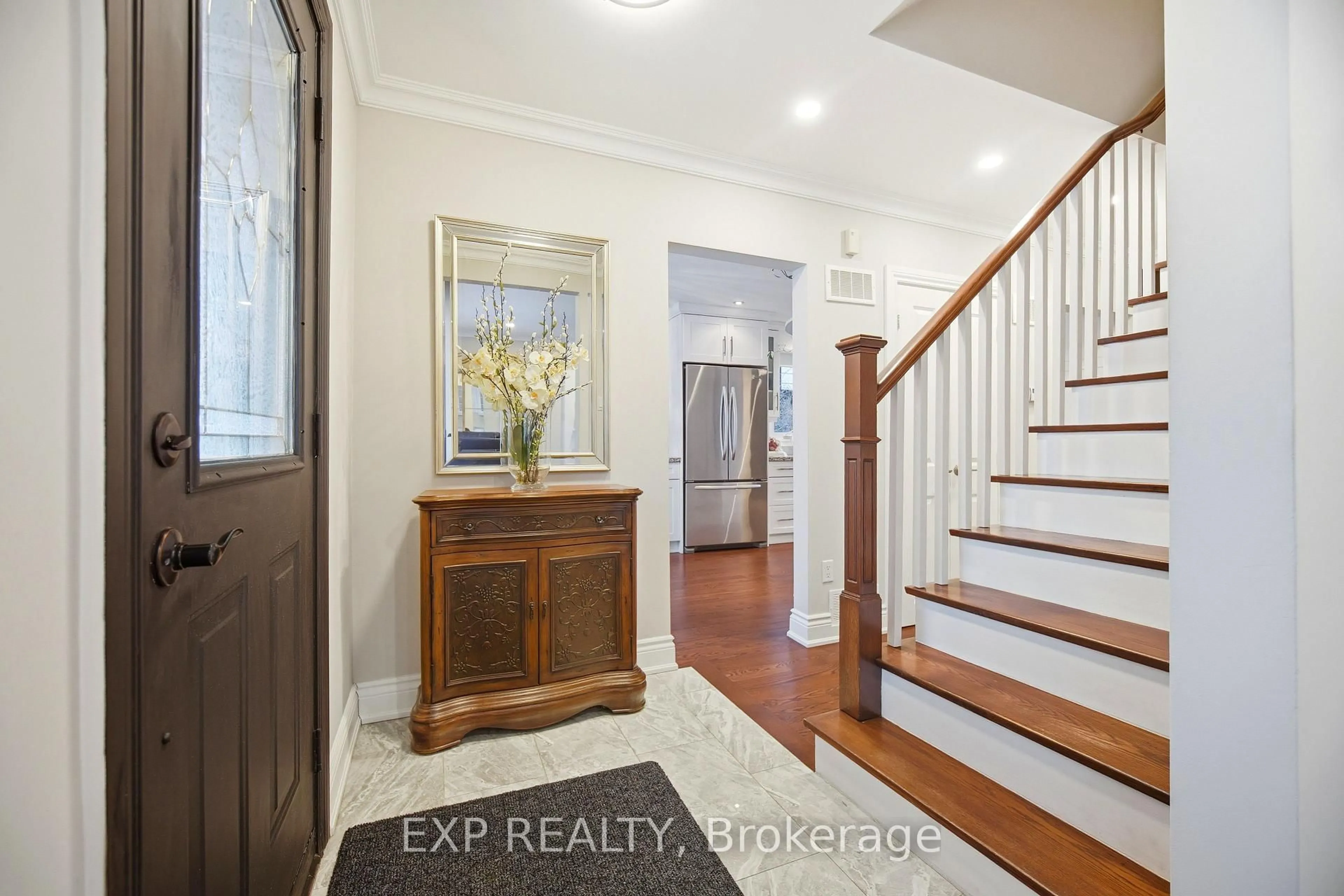 Indoor entryway for 298 Edrich Crt, Mississauga Ontario L5A 1R3