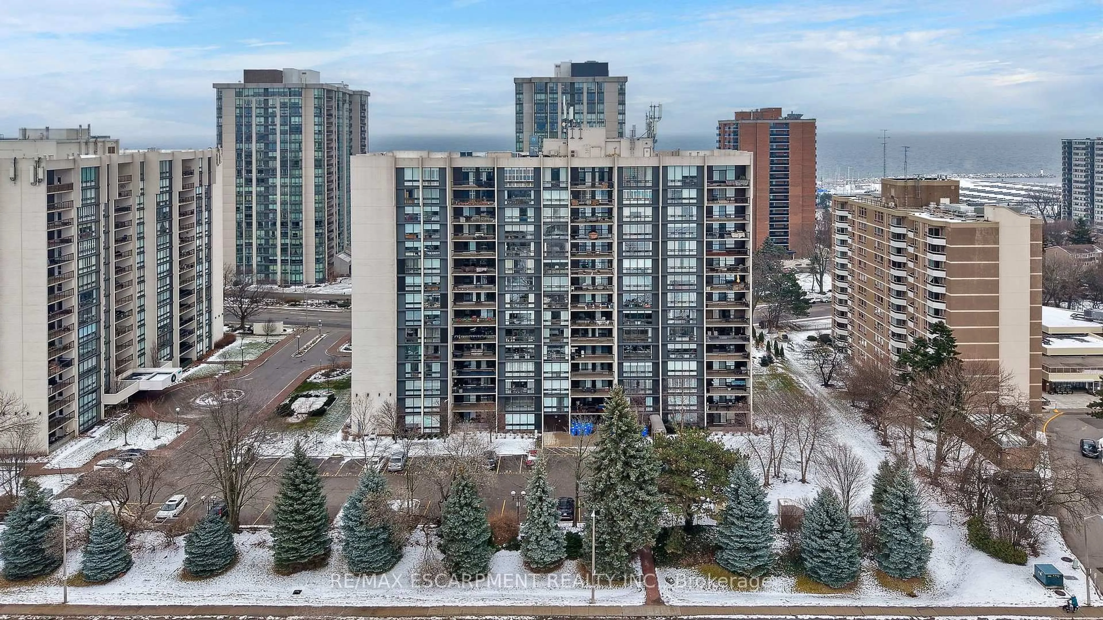 A pic from outside/outdoor area/front of a property/back of a property/a pic from drone, city buildings view from balcony for 2185 Marine Dr #1104, Oakville Ontario L6L 5L6