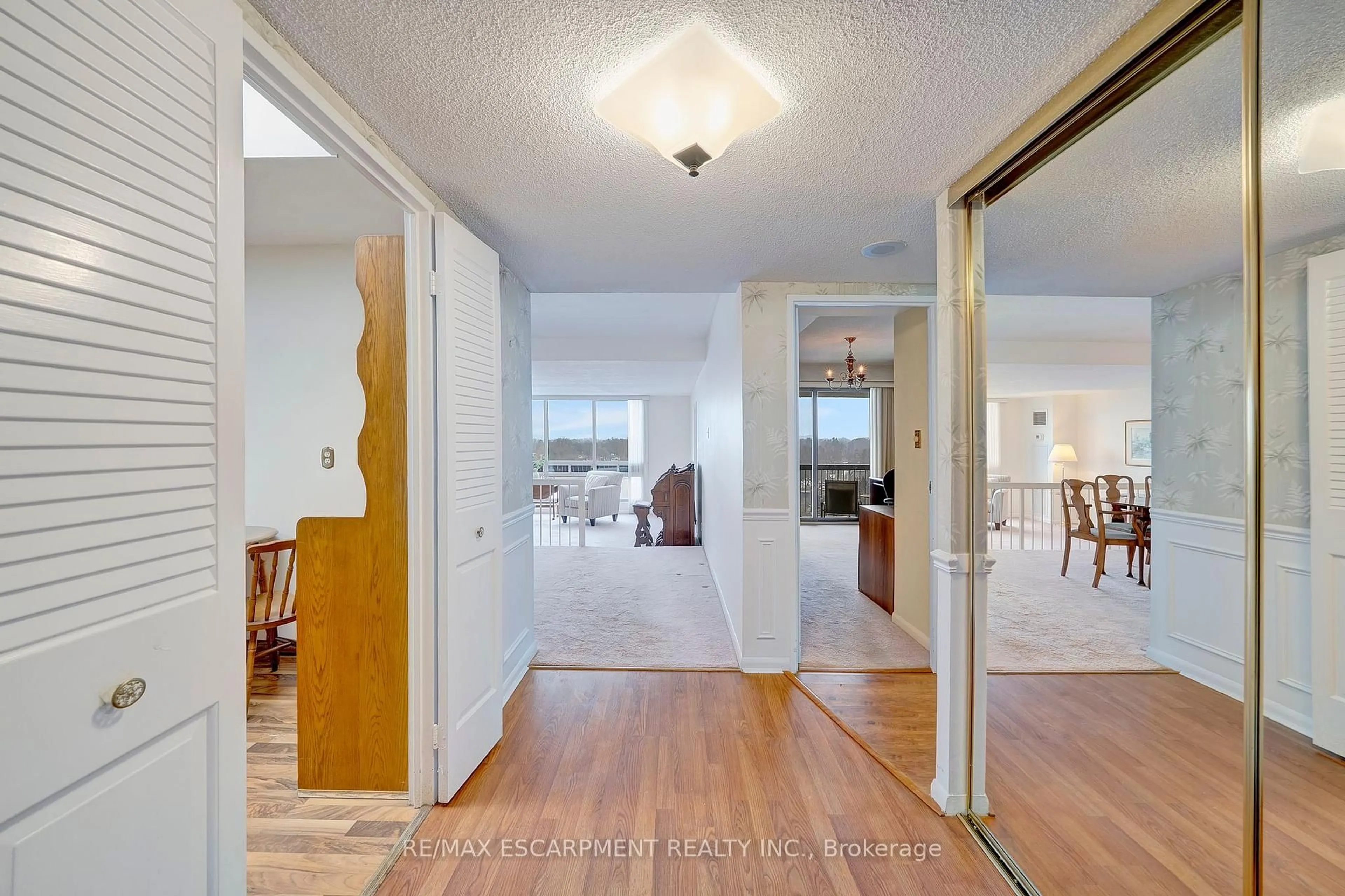 Indoor entryway for 2185 Marine Dr #1104, Oakville Ontario L6L 5L6