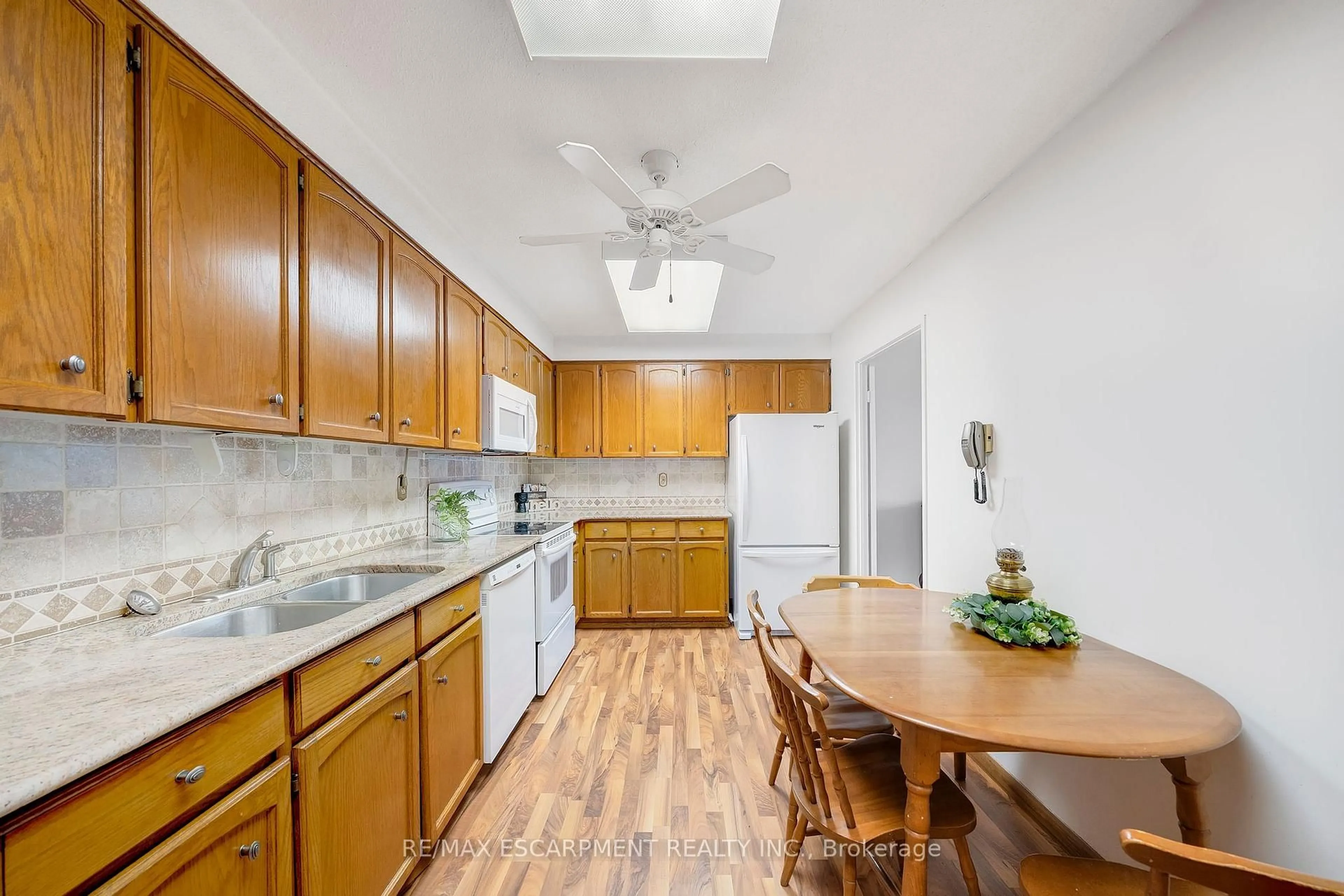 Standard kitchen, unknown for 2185 Marine Dr #1104, Oakville Ontario L6L 5L6