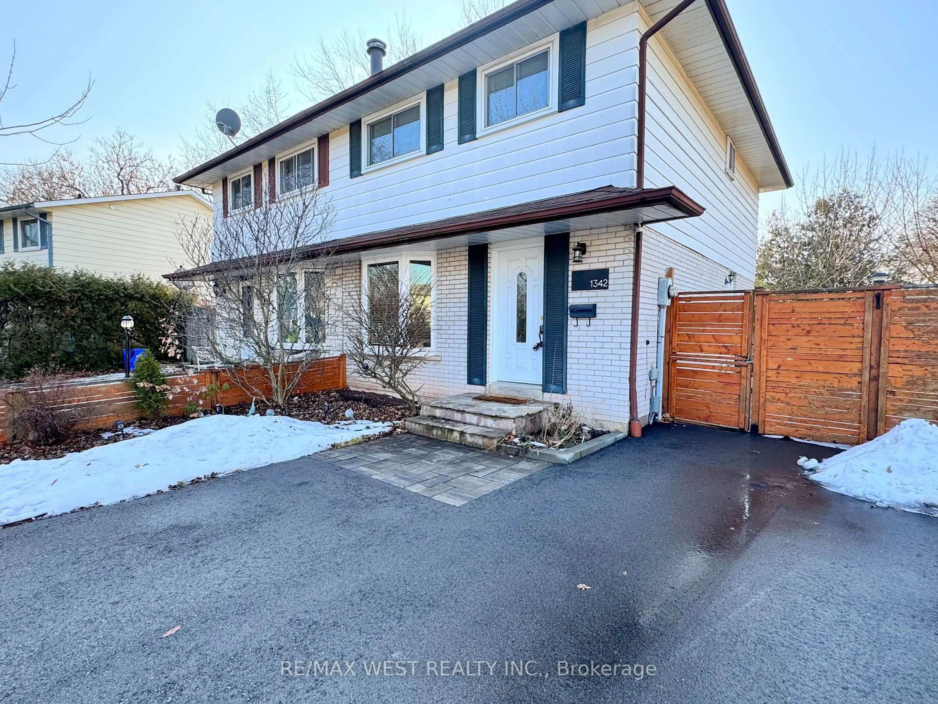 A pic from outside/outdoor area/front of a property/back of a property/a pic from drone, street for 1342 Roylen Rd, Oakville Ontario L6H 1V4