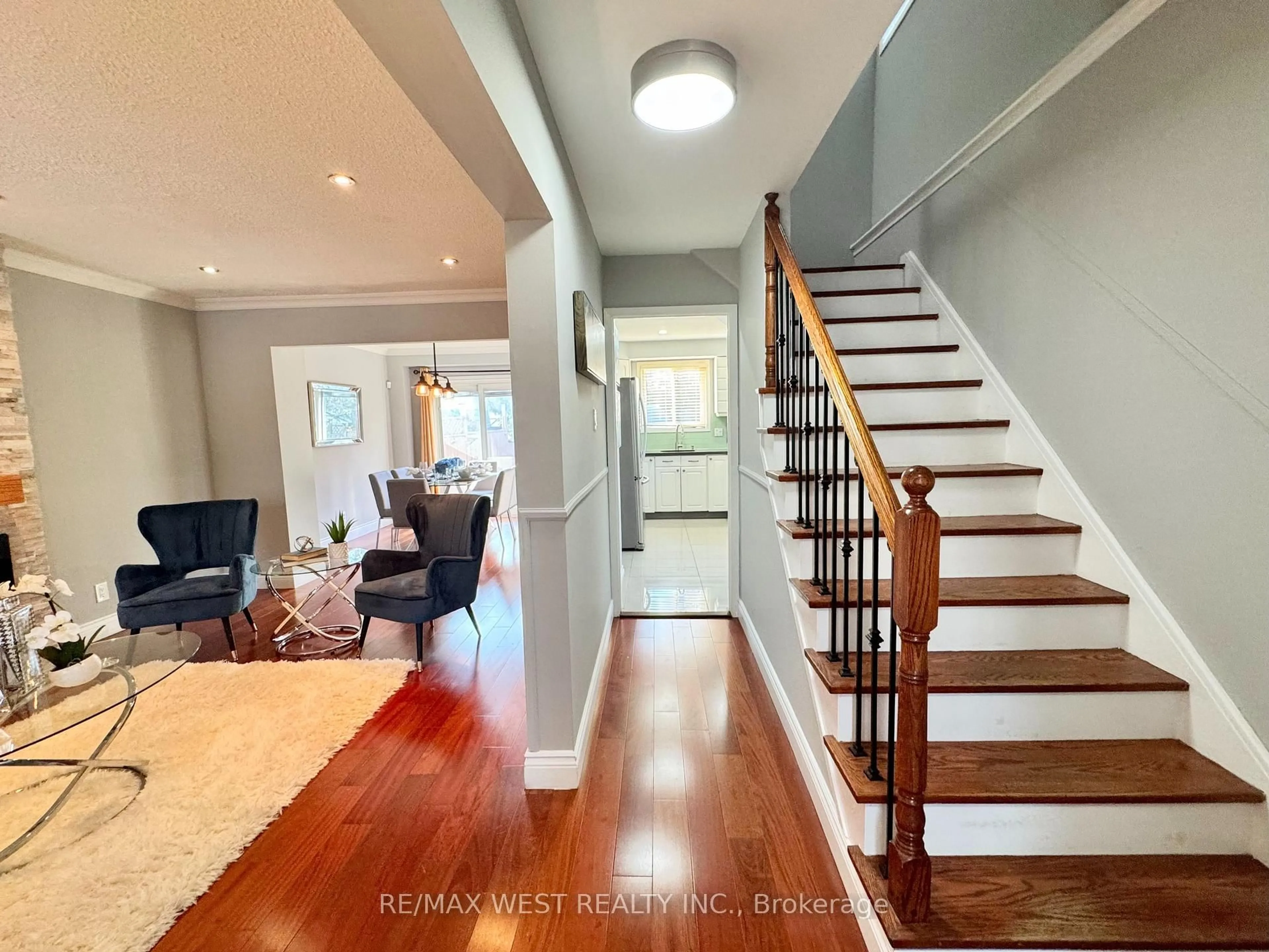 Indoor entryway for 1342 Roylen Rd, Oakville Ontario L6H 1V4
