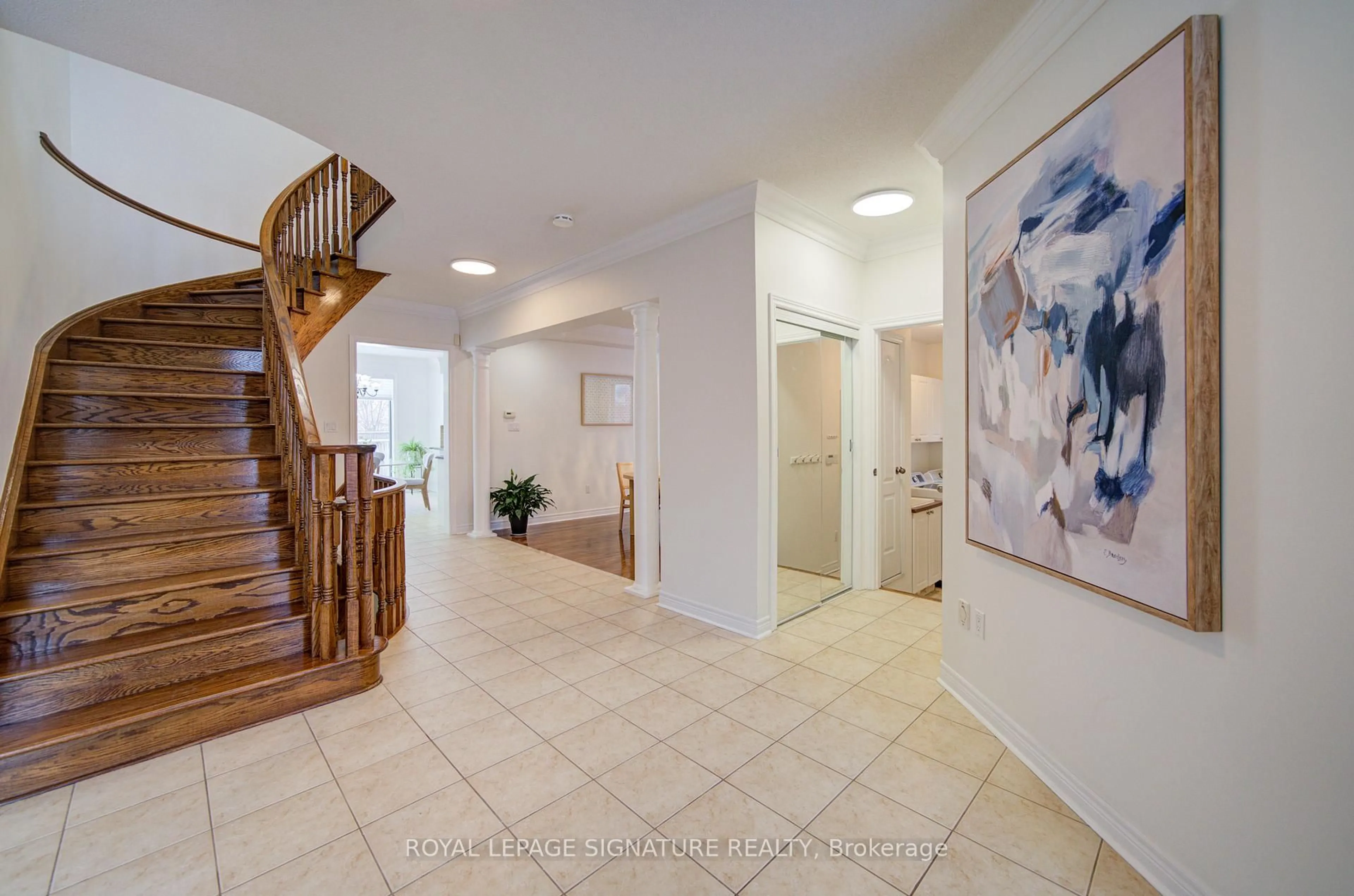 Indoor entryway for 1534 Craigleith Rd, Oakville Ontario L6H 7V7