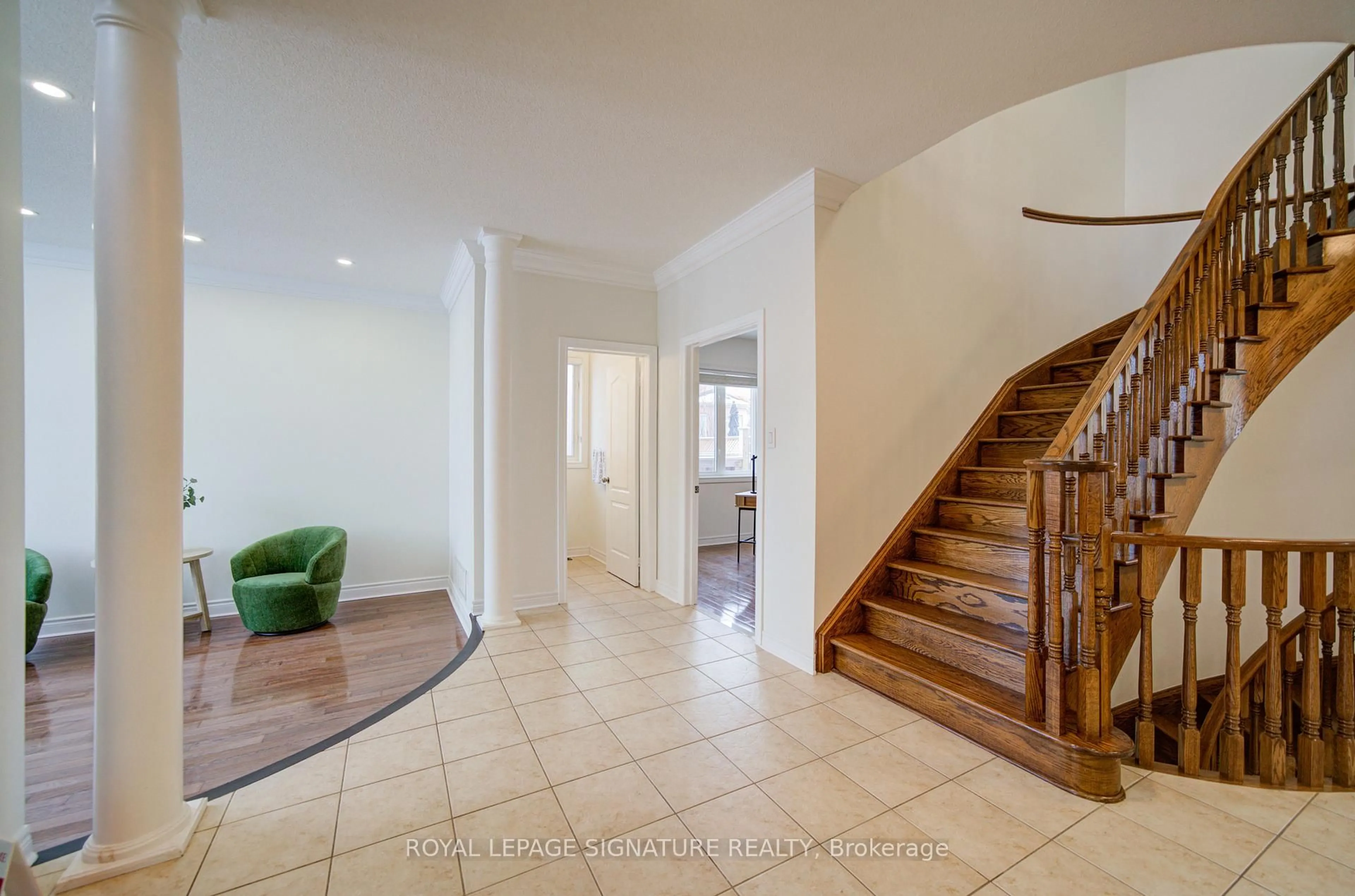 Indoor foyer for 1534 Craigleith Rd, Oakville Ontario L6H 7V7