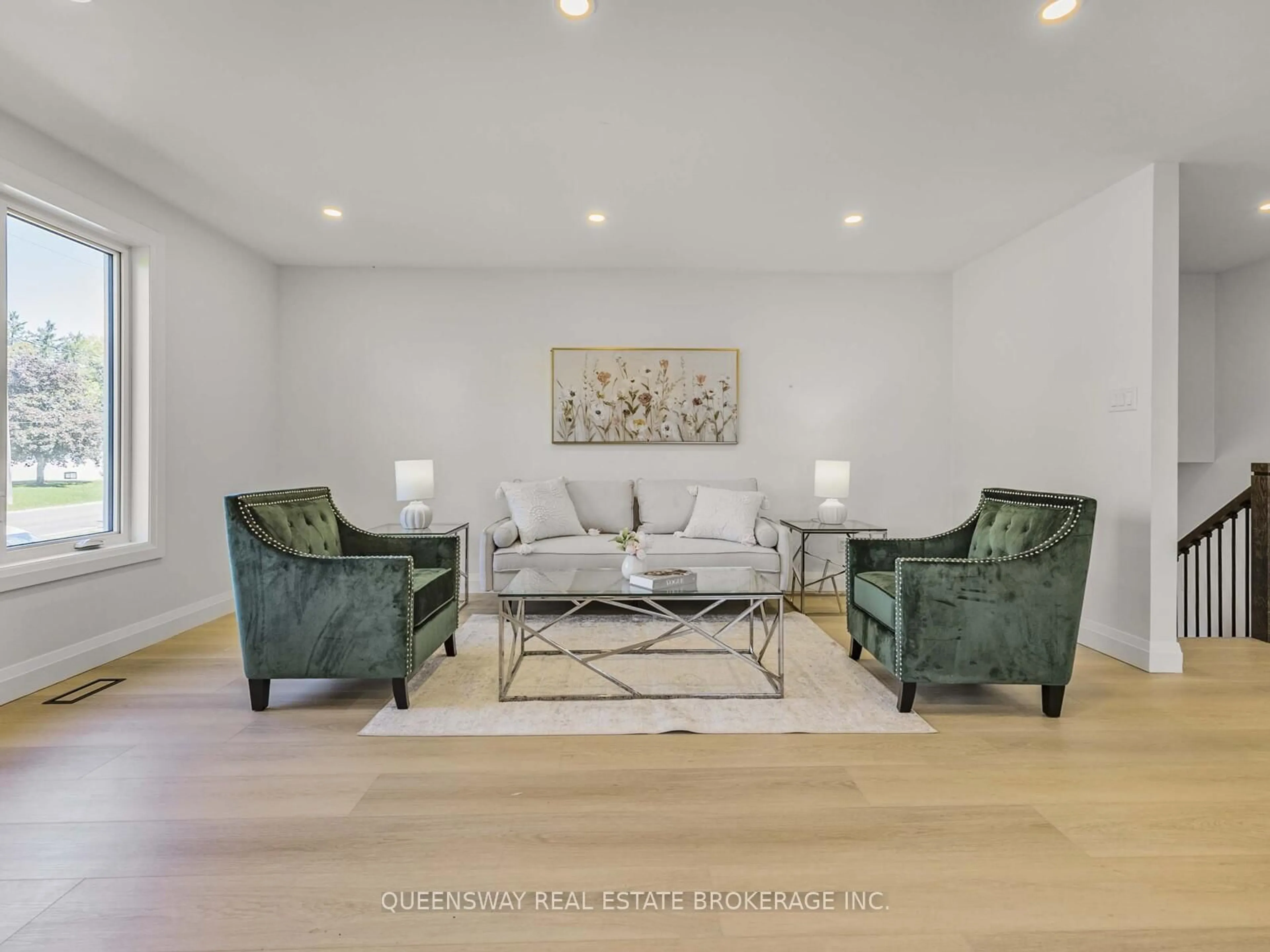 Living room with furniture, unknown for 1128 Pinegrove Rd, Oakville Ontario L6L 2W6