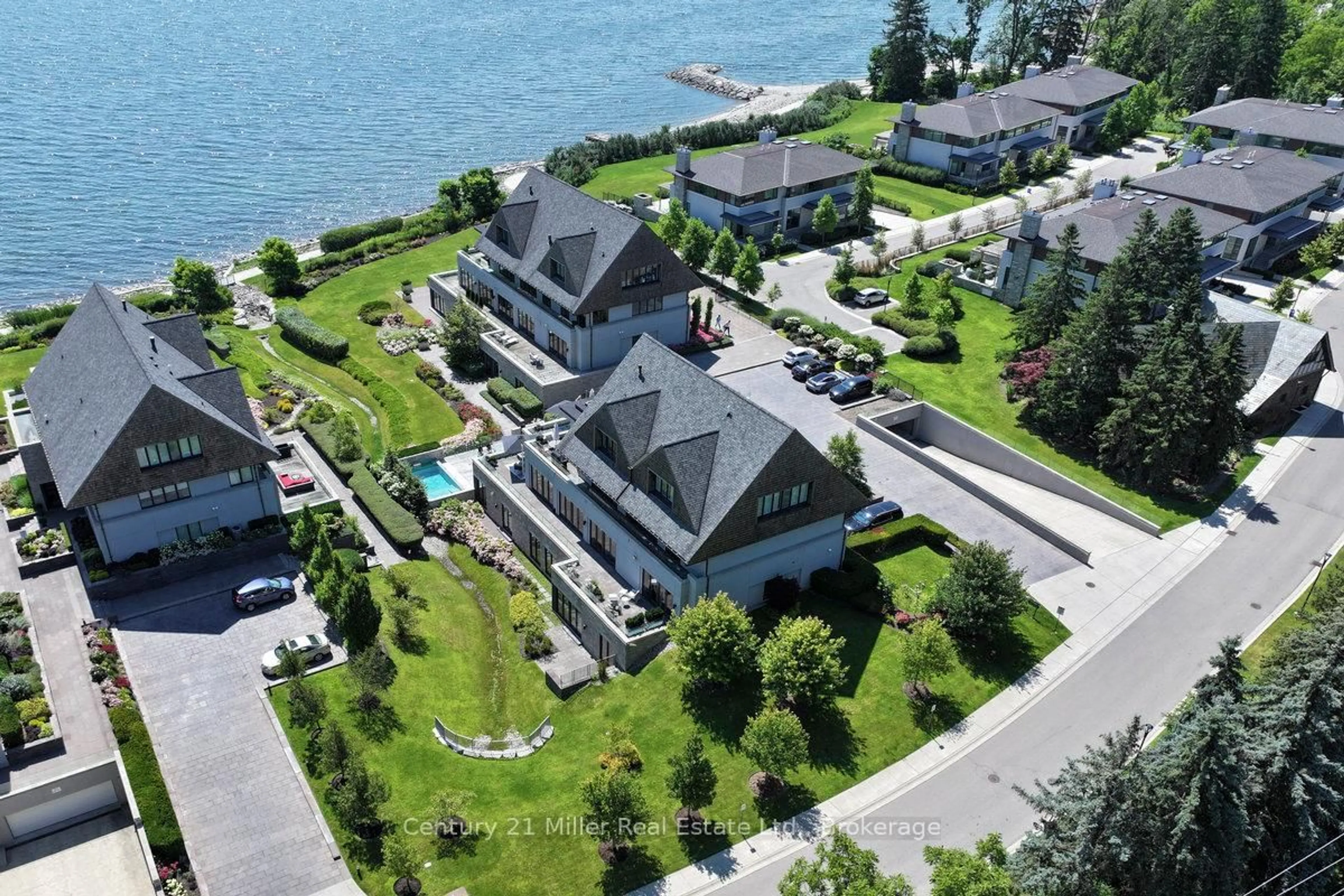 A pic from outside/outdoor area/front of a property/back of a property/a pic from drone, water/lake/river/ocean view for 10 Maple Grove Dr #26, Oakville Ontario L6J 0E1