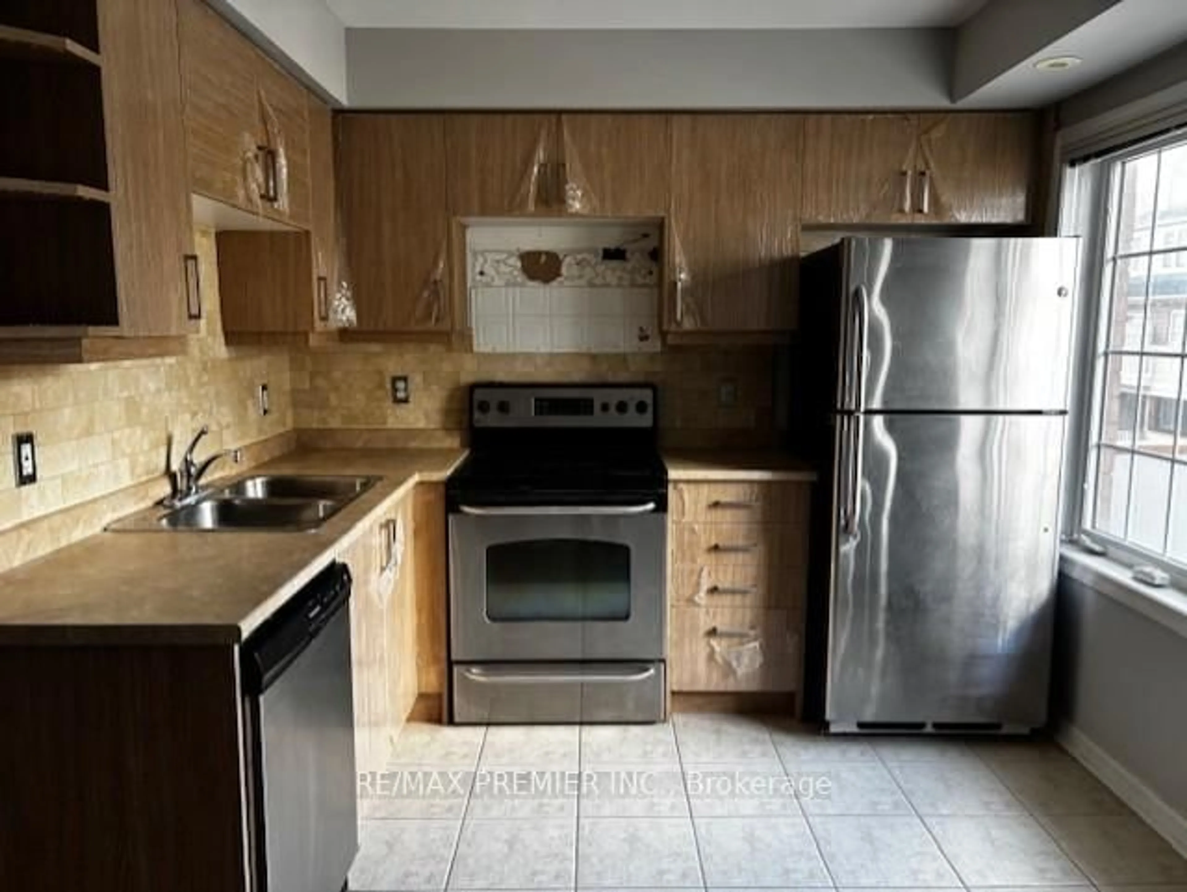 Standard kitchen, unknown for 613 Dundas St #5, Mississauga Ontario L5B 0B5