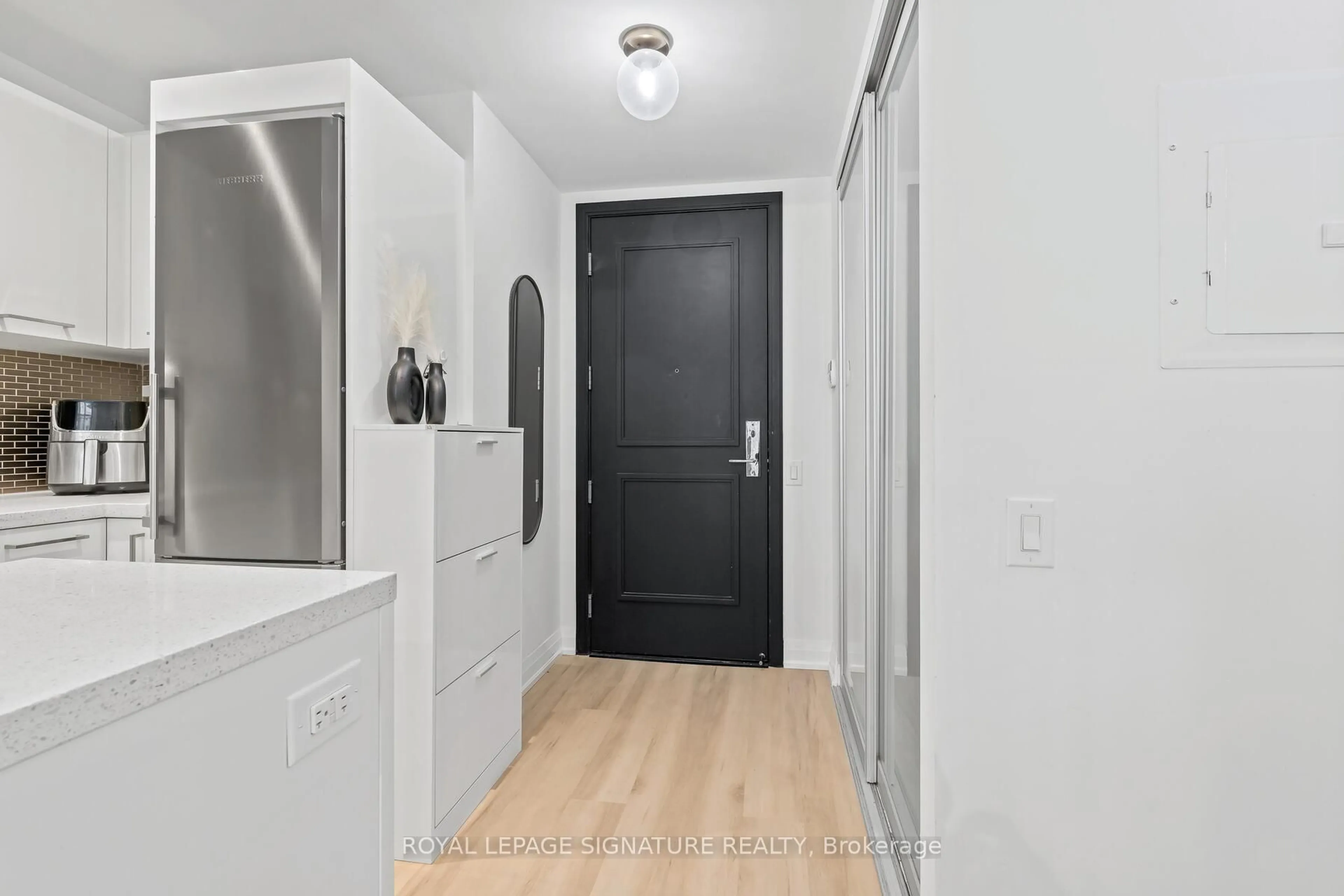 Indoor entryway for 90 Park Lawn Rd #2803, Toronto Ontario M8Y 0B6