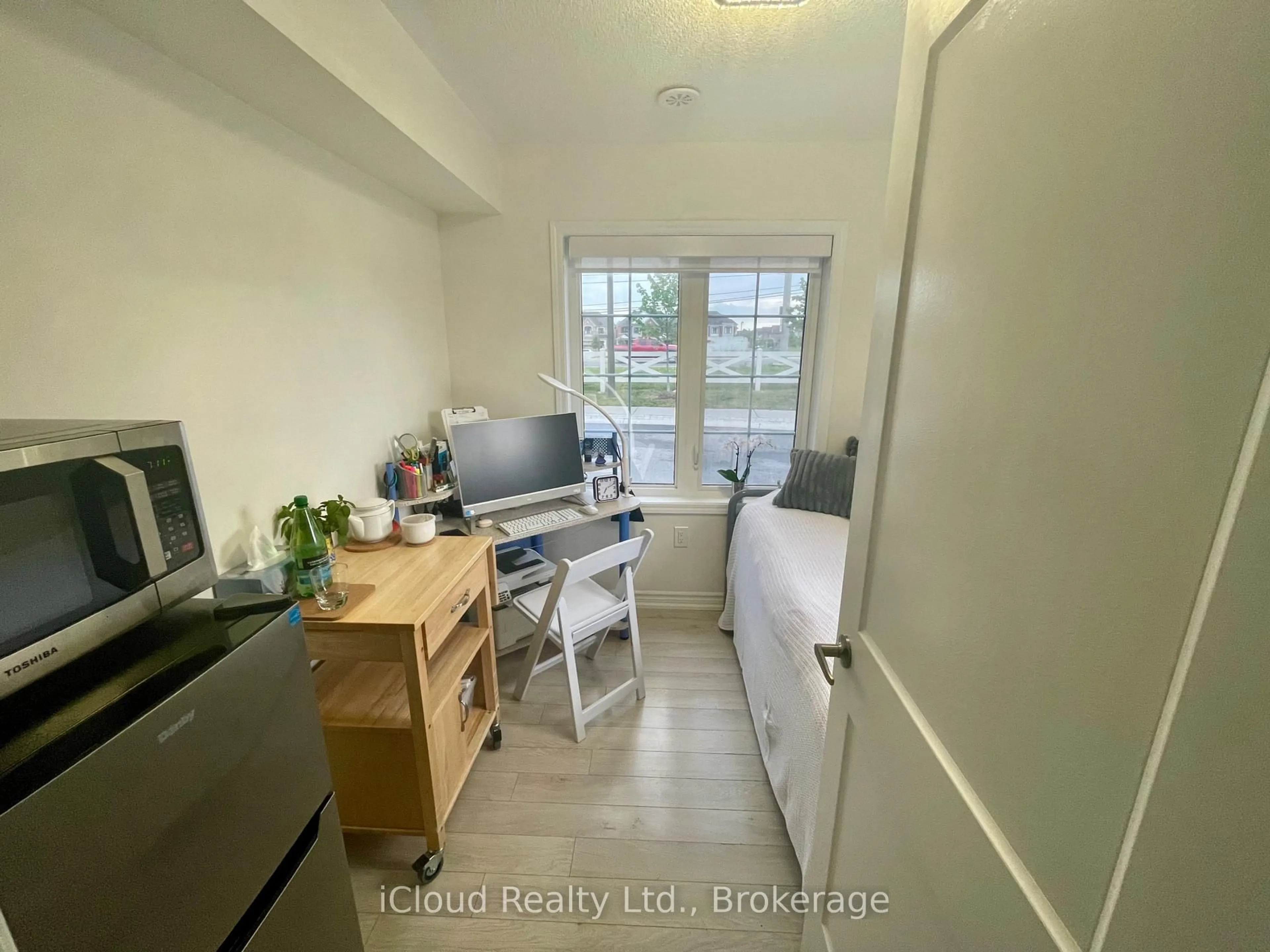 A pic of a room for 1222 Rose Way #73, Milton Ontario L9E 1P1