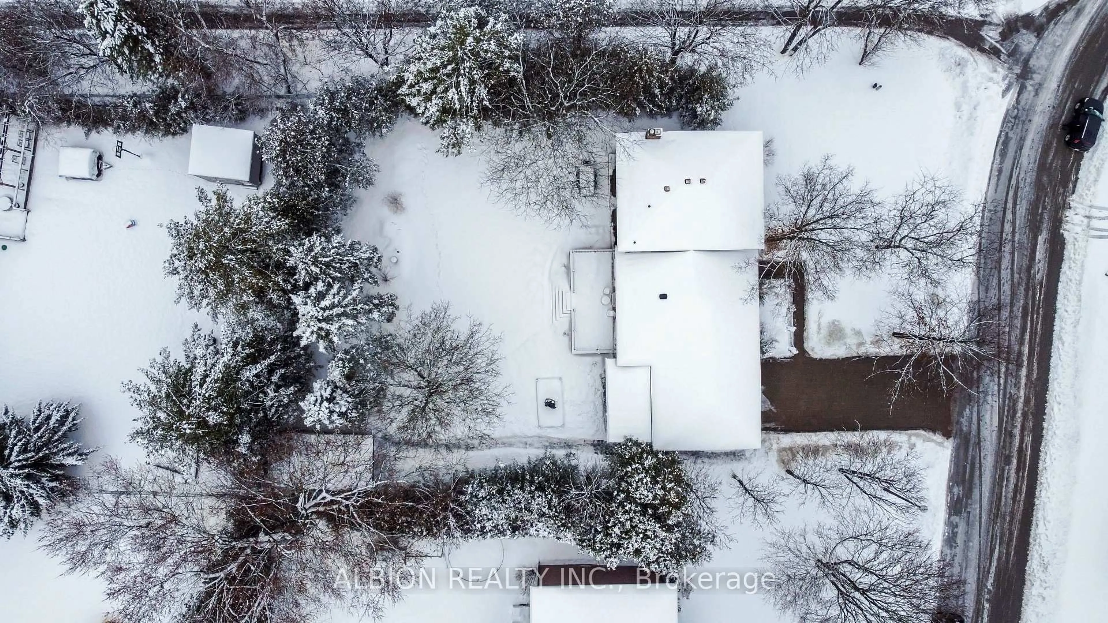 A pic from outside/outdoor area/front of a property/back of a property/a pic from drone, unknown for 39 Westview Cres, Caledon Ontario L7E 0E2