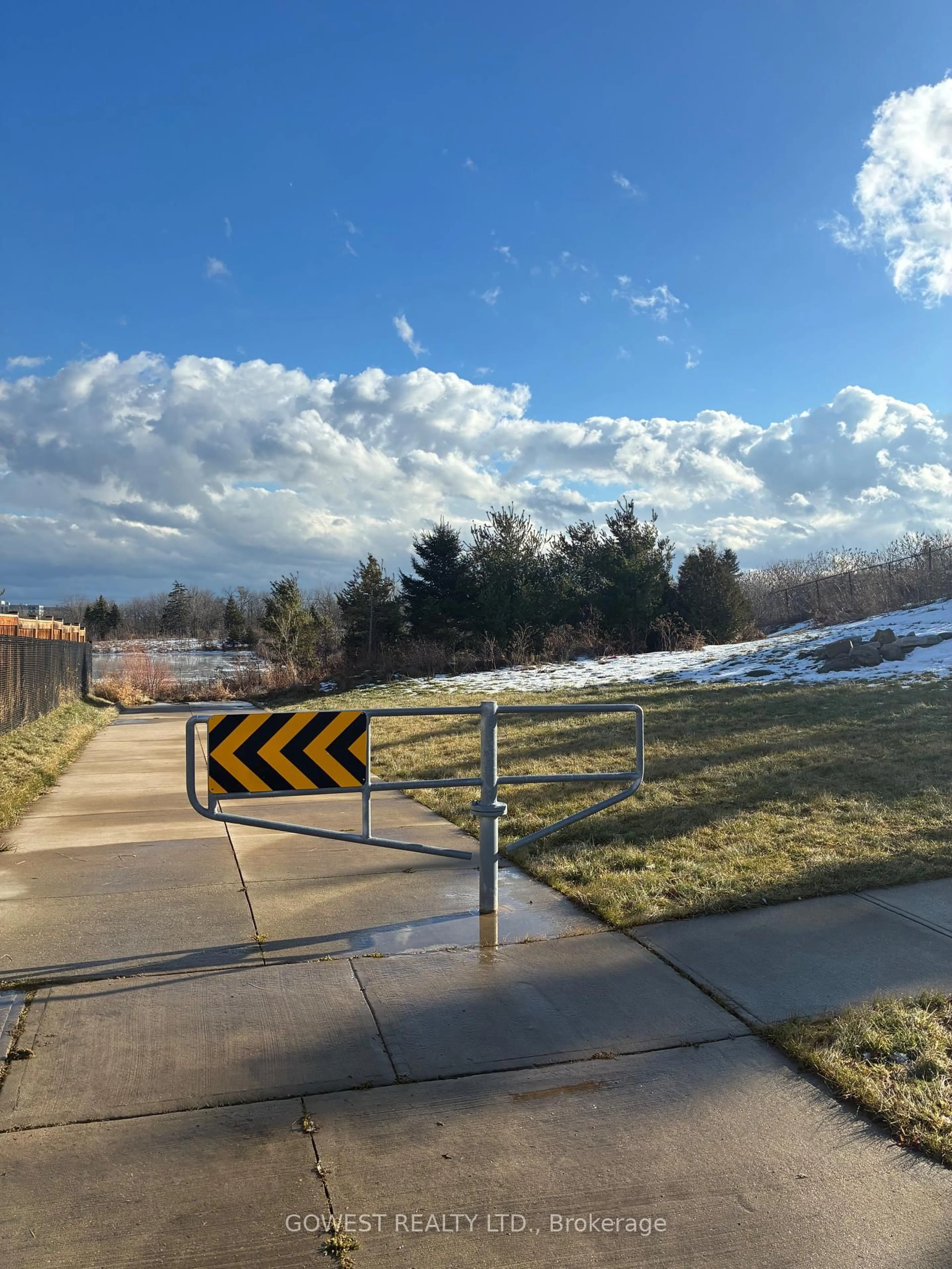 Blurry image for 669 Gibson Cres, Milton Ontario L9T 8Z6