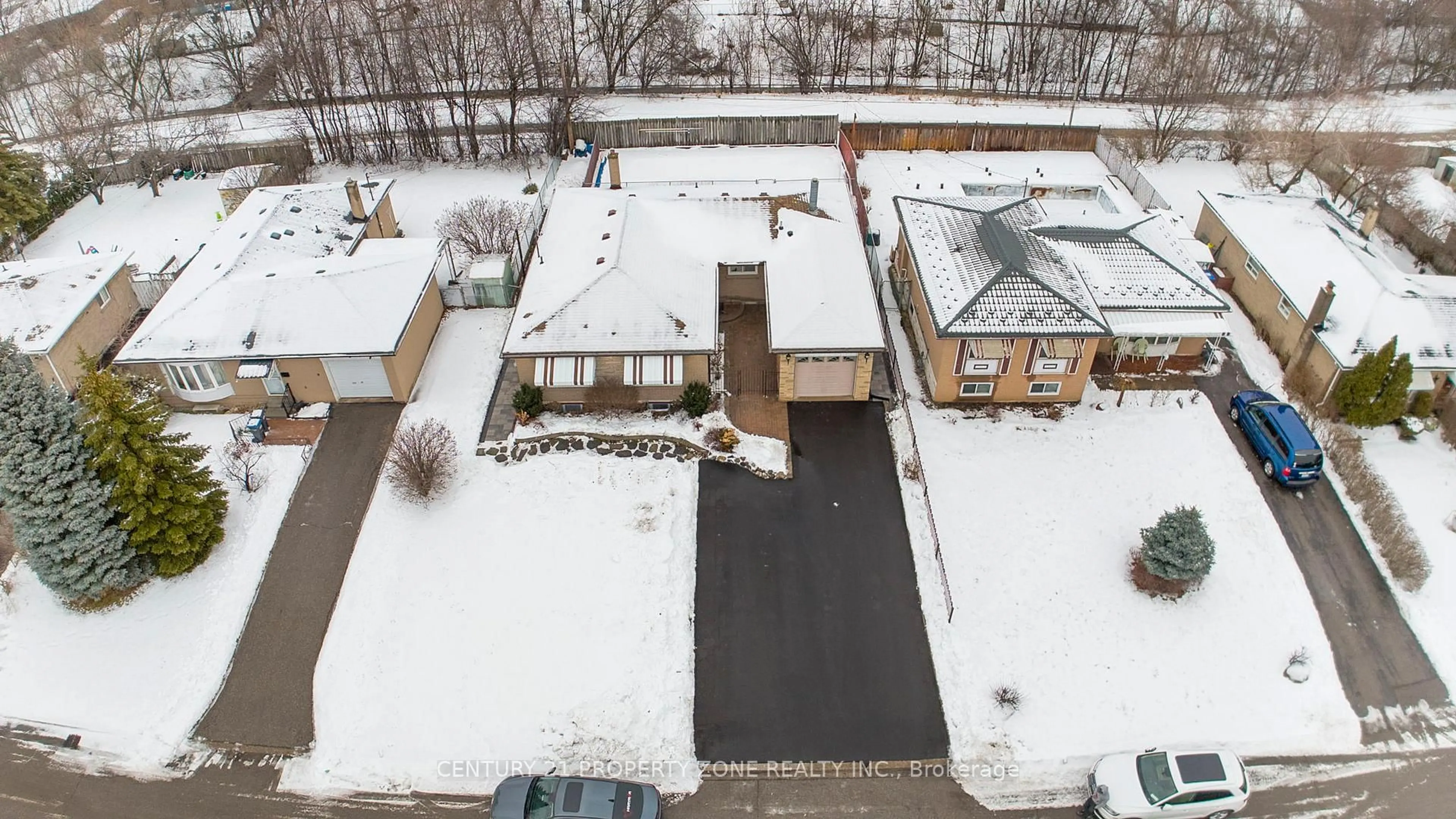 A pic from outside/outdoor area/front of a property/back of a property/a pic from drone, street for 77 BELMONT Dr, Brampton Ontario L6T 2K5