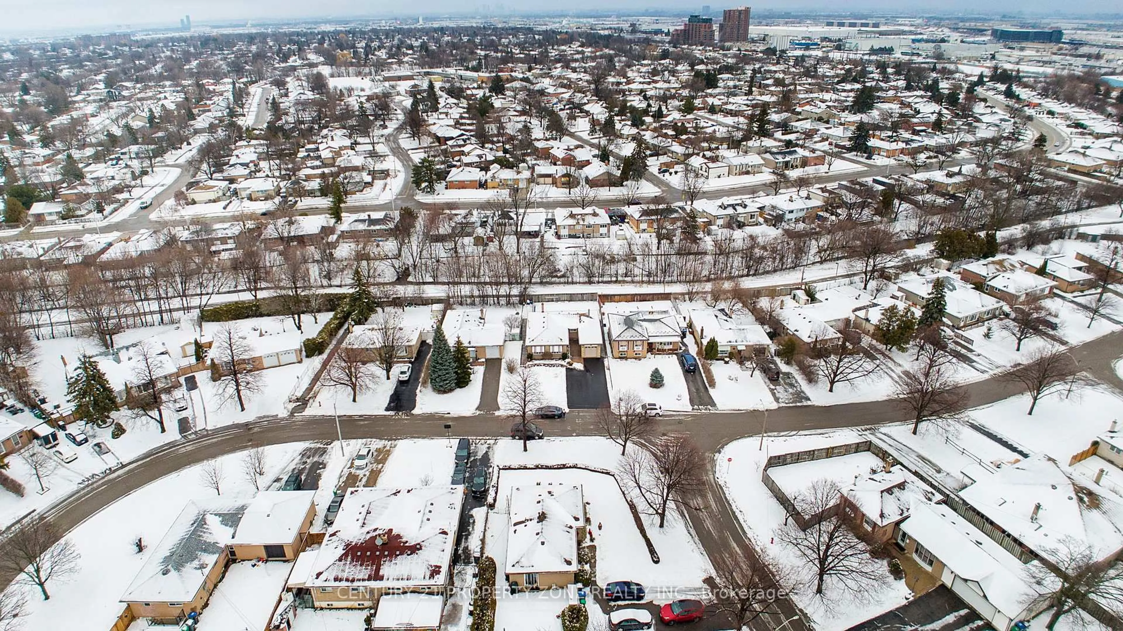 A pic from outside/outdoor area/front of a property/back of a property/a pic from drone, street for 77 BELMONT Dr, Brampton Ontario L6T 2K5