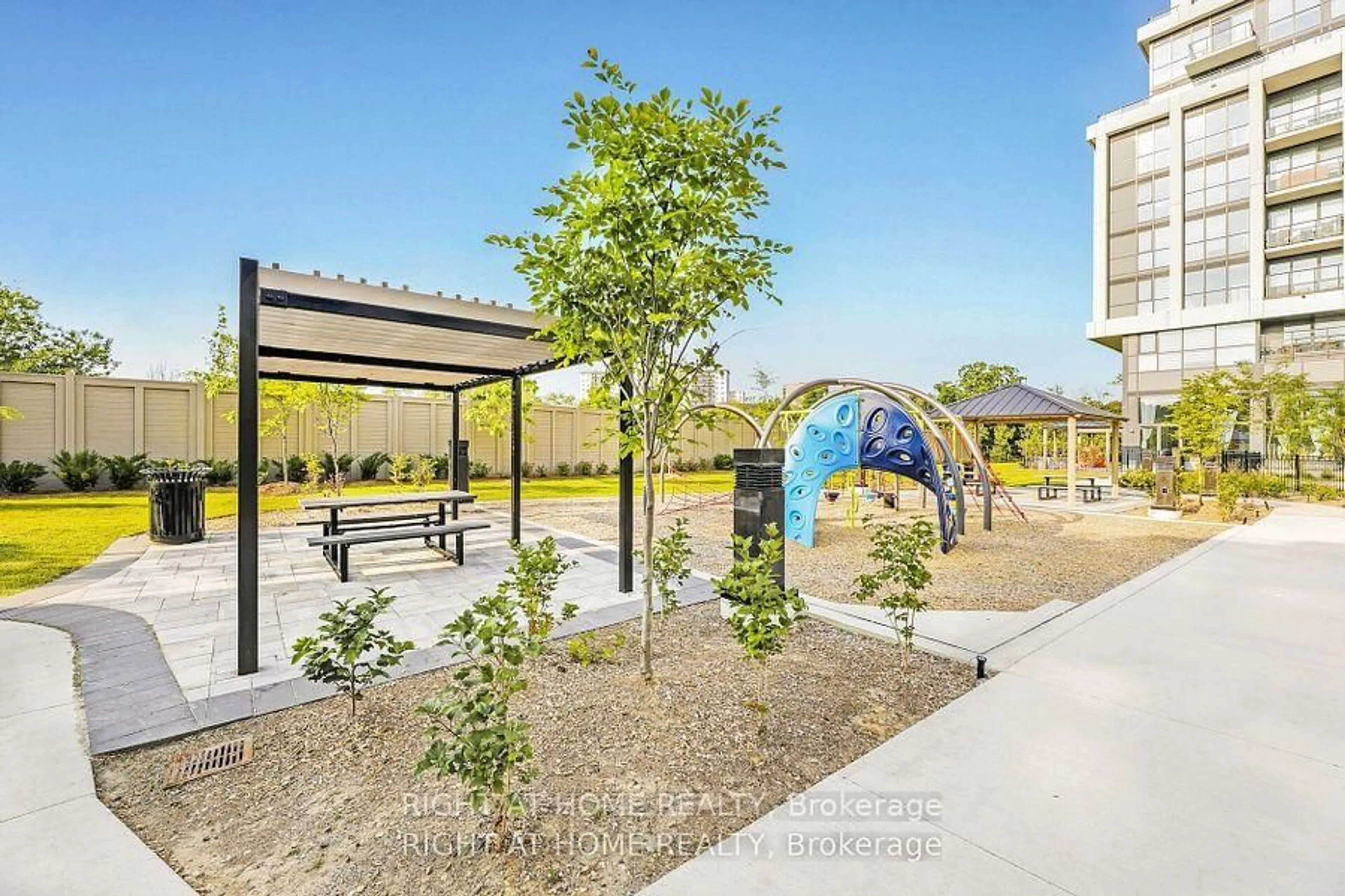 Patio, unknown for 1063 DOUGLAS MCCURDY Common #213, Mississauga Ontario L5G 0C5