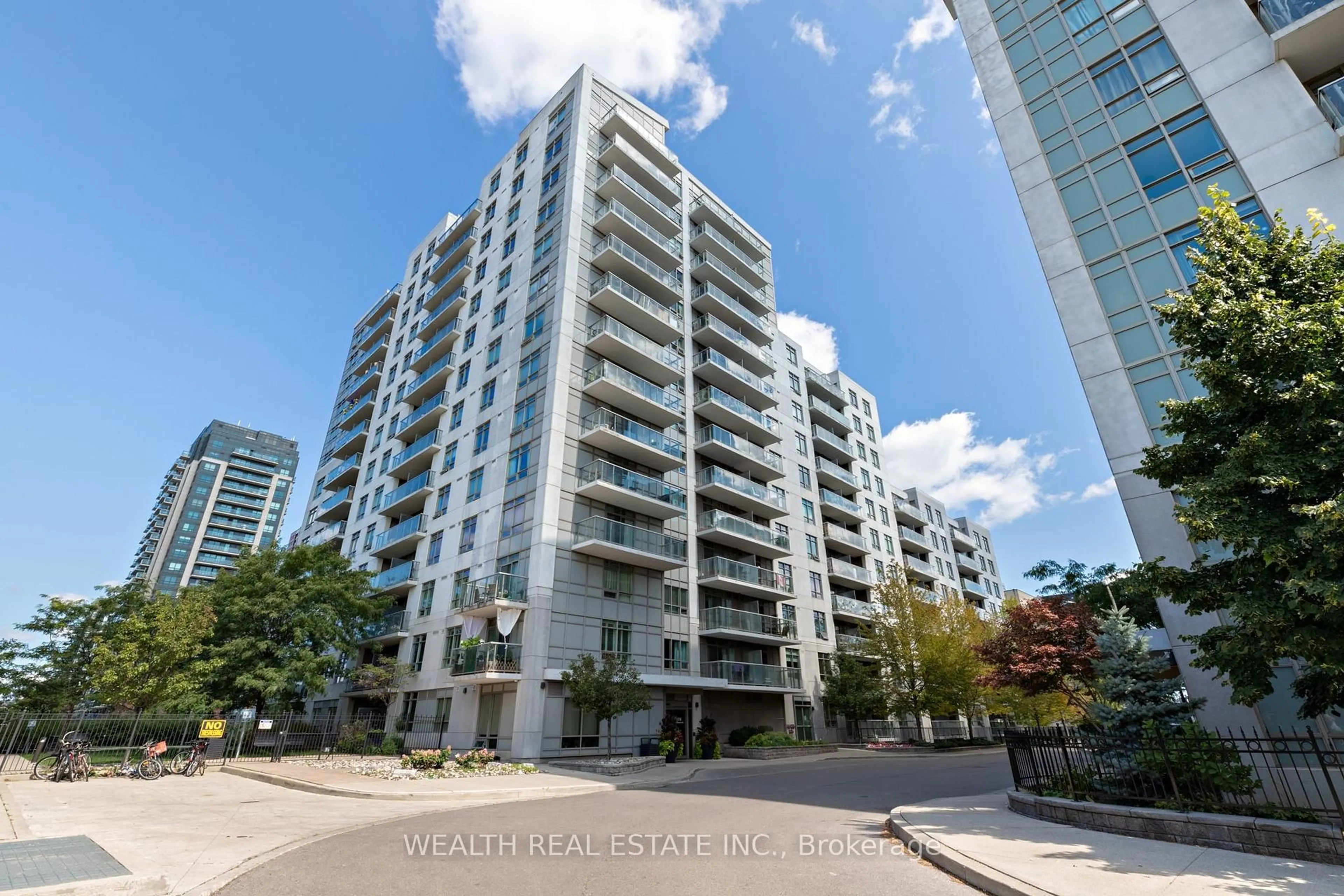 A pic from outside/outdoor area/front of a property/back of a property/a pic from drone, city buildings view from balcony for 816 Lansdowne Ave #310, Toronto Ontario M6H 4K6