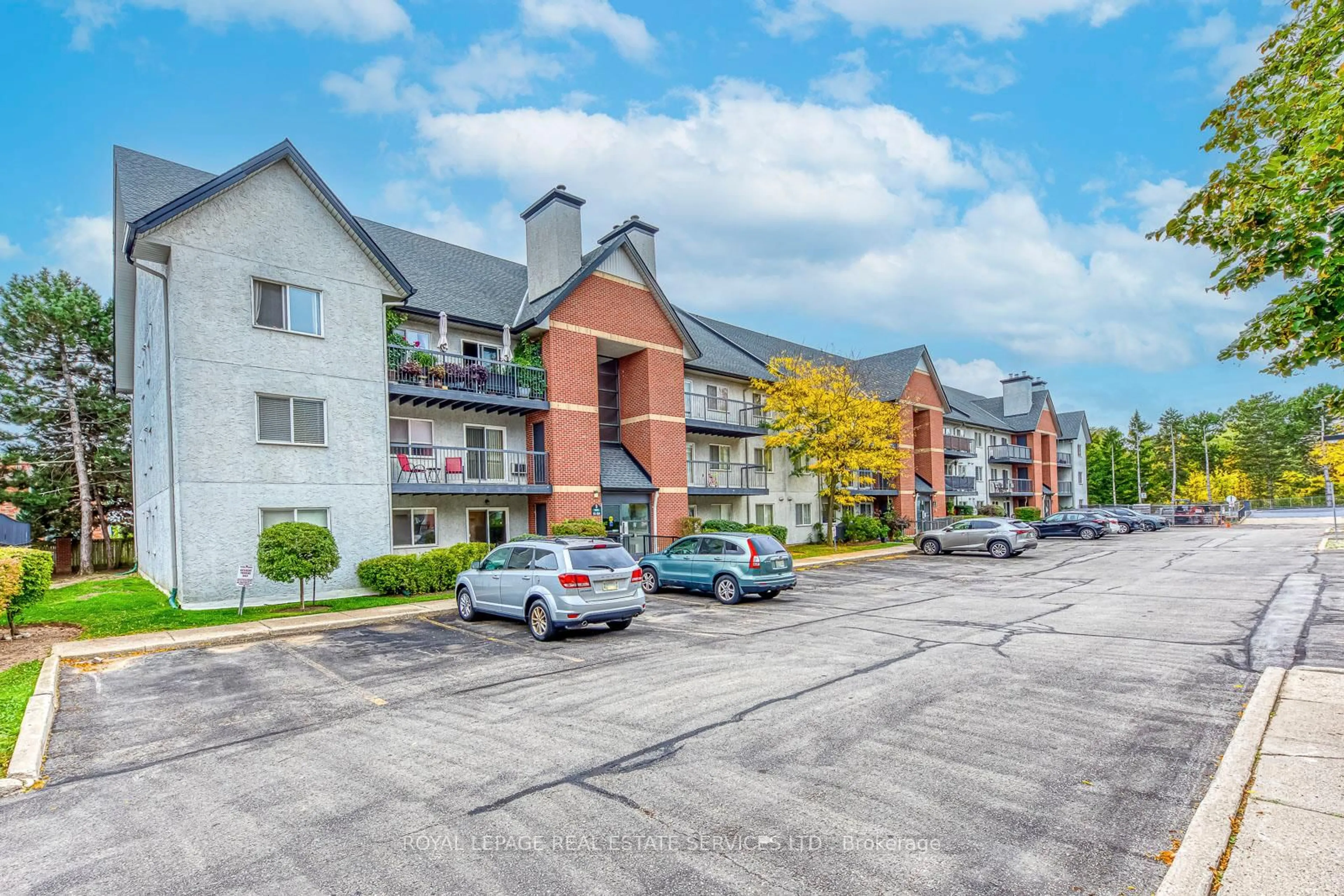 A pic from outside/outdoor area/front of a property/back of a property/a pic from drone, unknown for 1450 Glen Abbey Gate #911, Oakville Ontario L6M 2V7