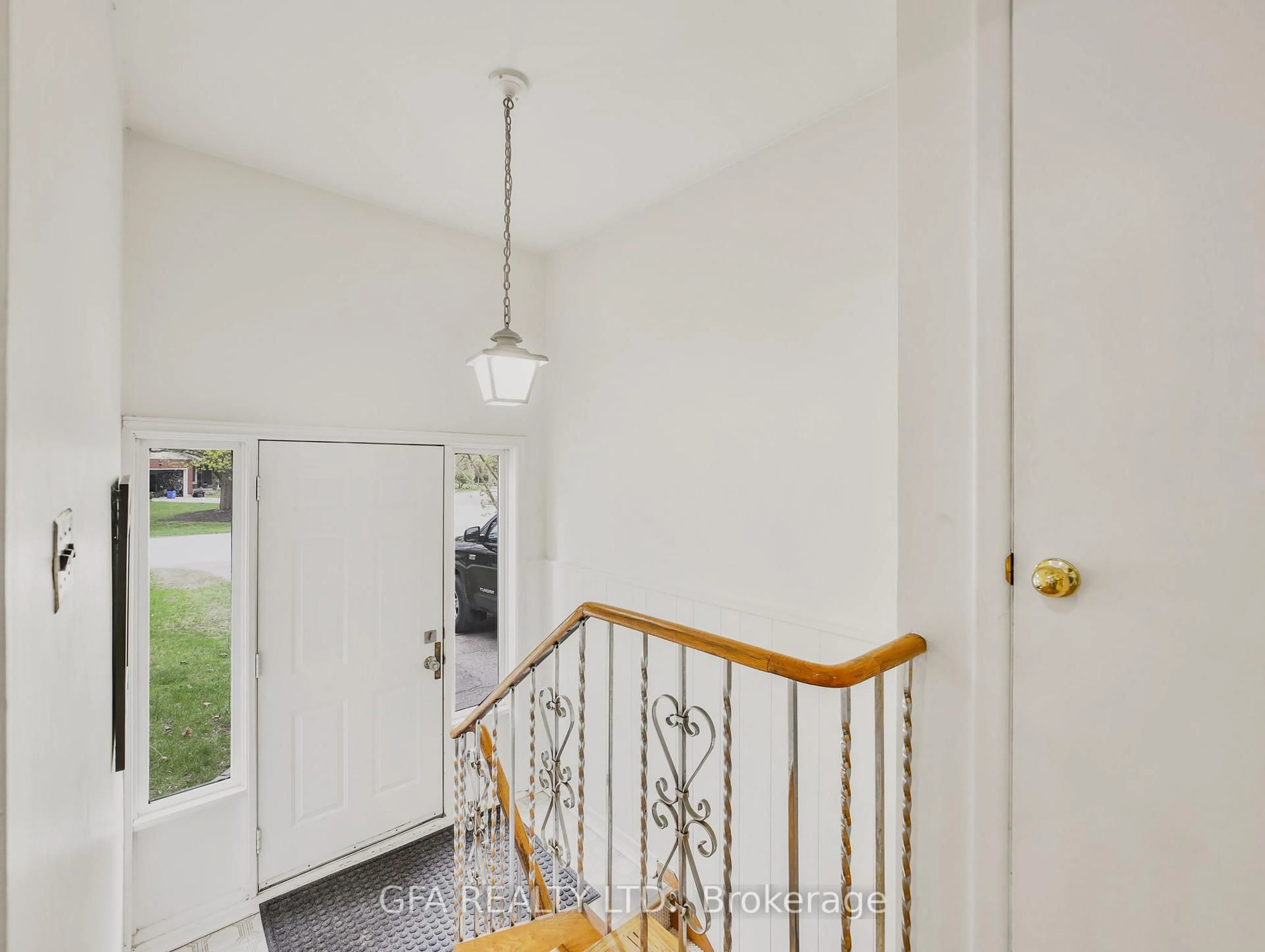 Indoor entryway for 1169 Cynthia Lane, Oakville Ontario L6J 2W2