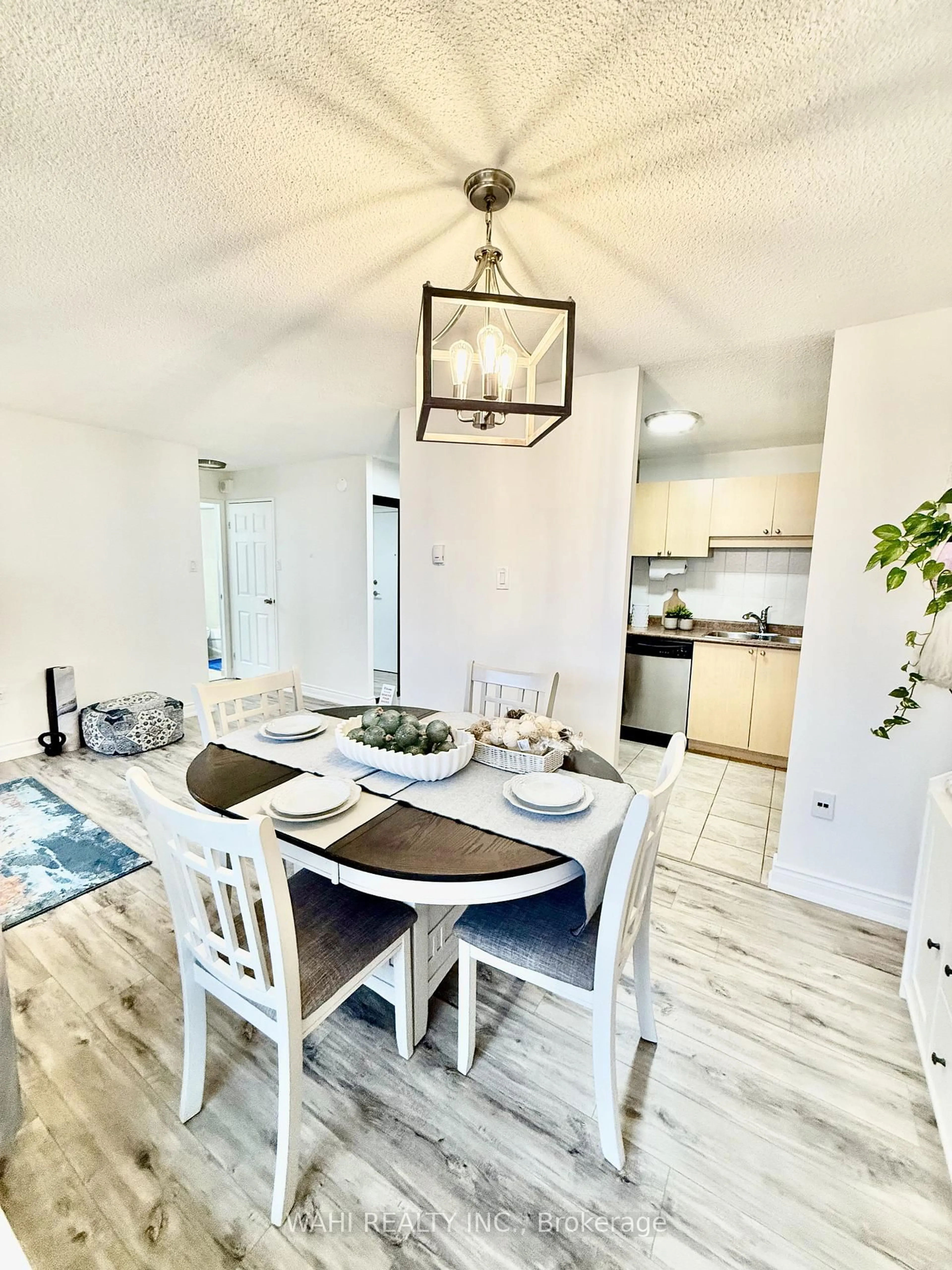 Dining room, wood/laminate floor for 2900 BATTLEFORD Rd #1212, Mississauga Ontario L5N 2V9