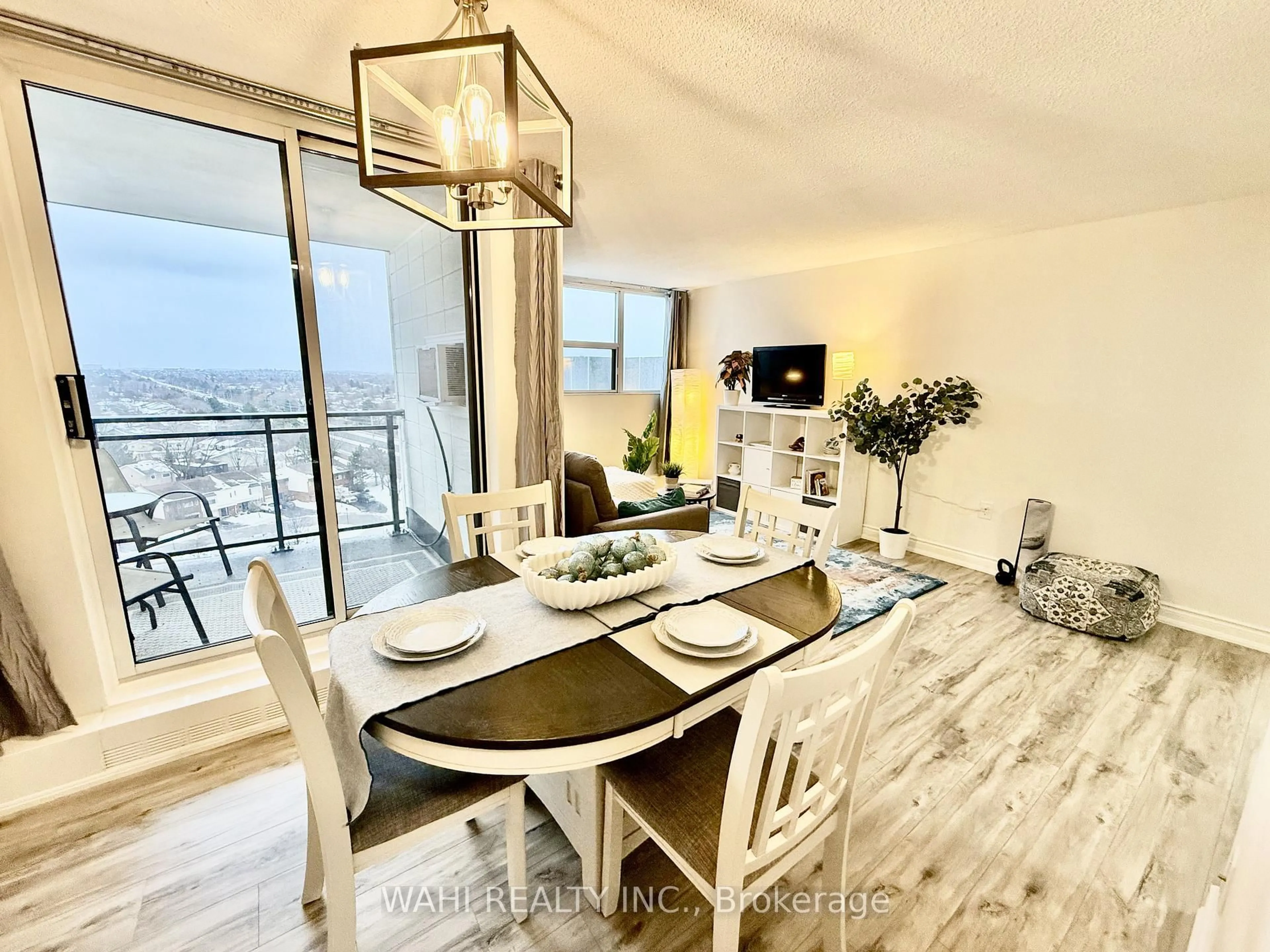 Dining room, wood/laminate floor for 2900 BATTLEFORD Rd #1212, Mississauga Ontario L5N 2V9