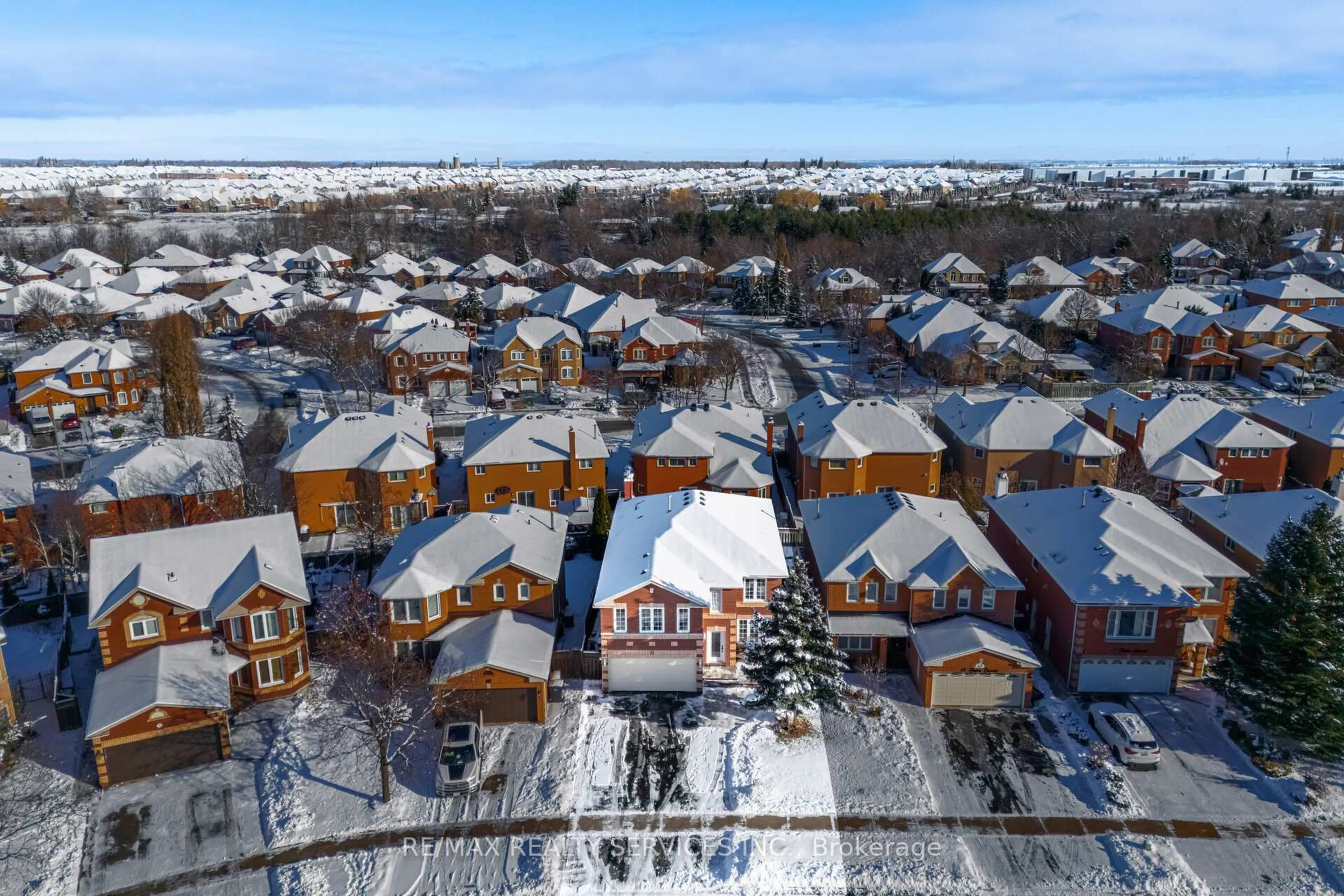 A pic from outside/outdoor area/front of a property/back of a property/a pic from drone, street for 71 Hutton Cres, Caledon Ontario L7C 1A7
