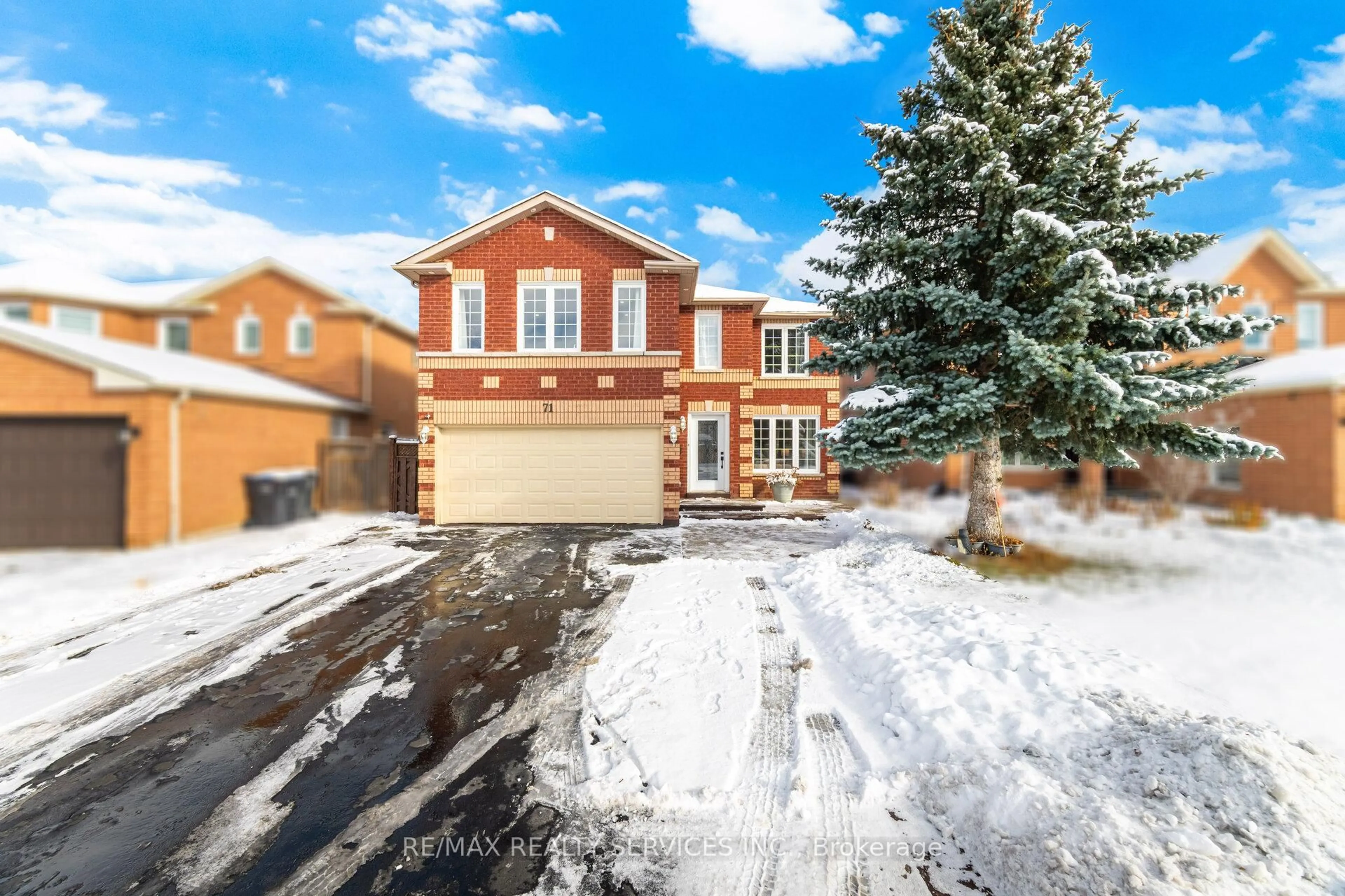 A pic from outside/outdoor area/front of a property/back of a property/a pic from drone, street for 71 Hutton Cres, Caledon Ontario L7C 1A7