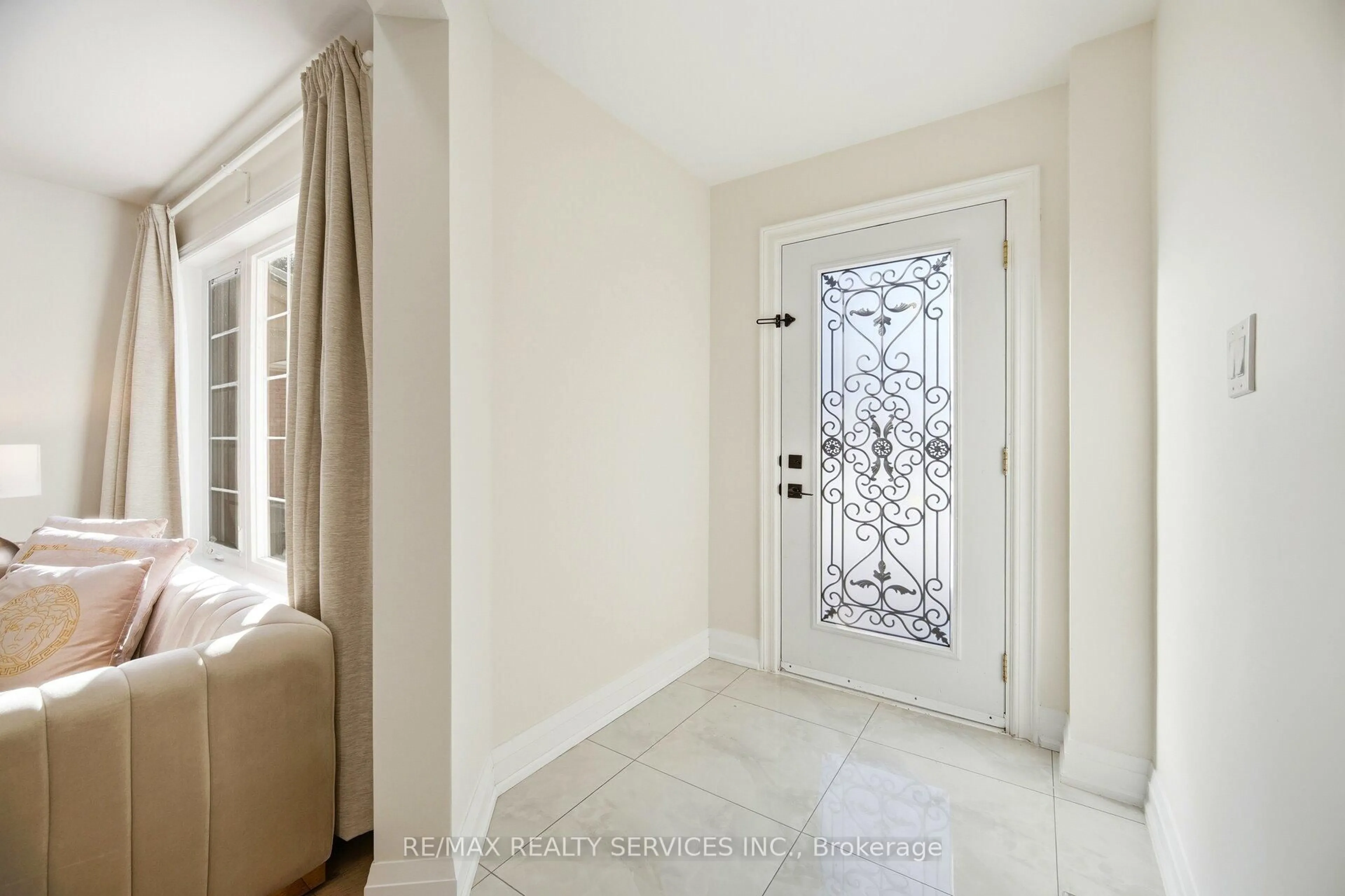 Indoor entryway for 71 Hutton Cres, Caledon Ontario L7C 1A7