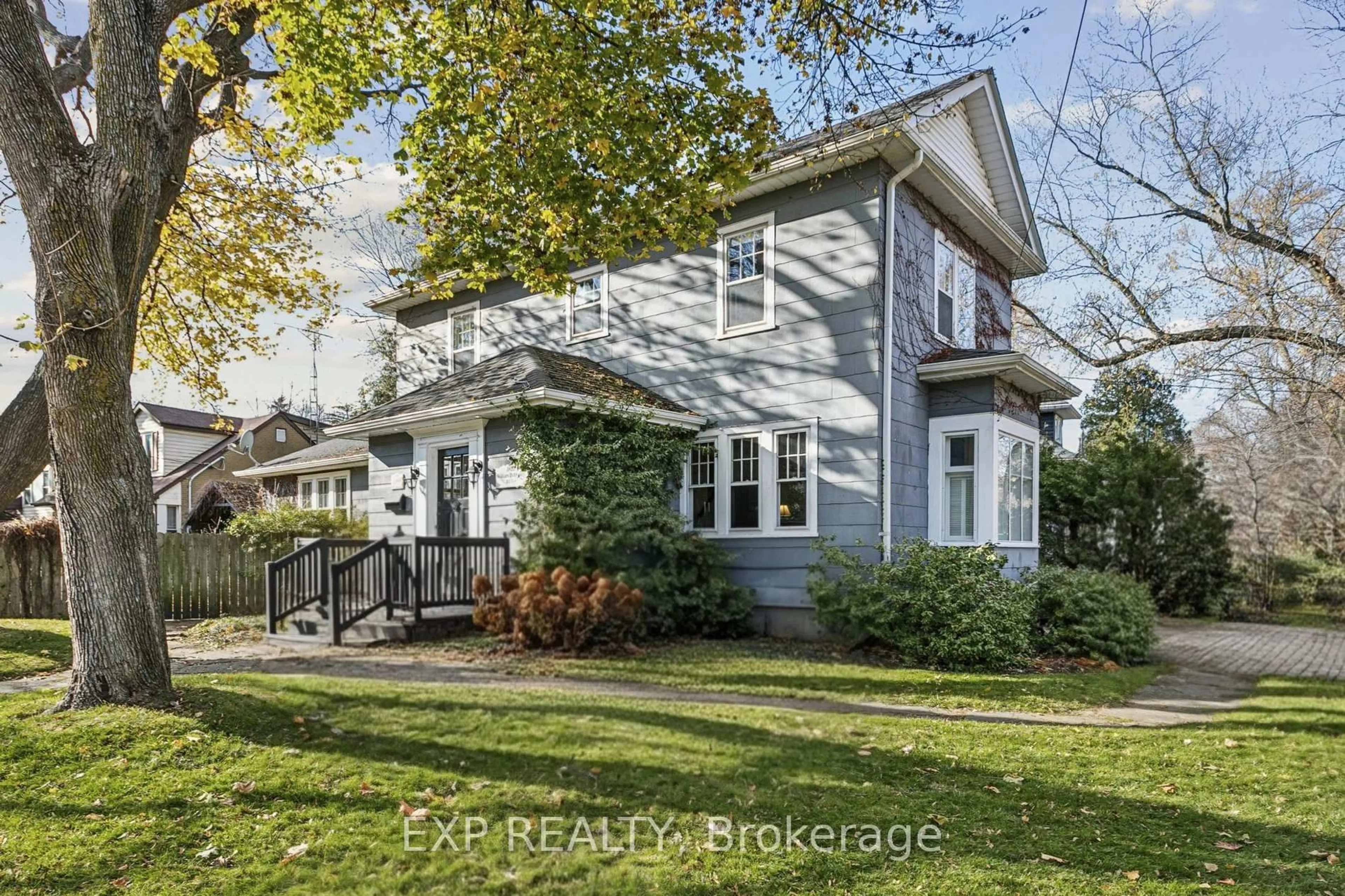 A pic from outside/outdoor area/front of a property/back of a property/a pic from drone, street for 289 Spruce St, Oakville Ontario L6J 2G8