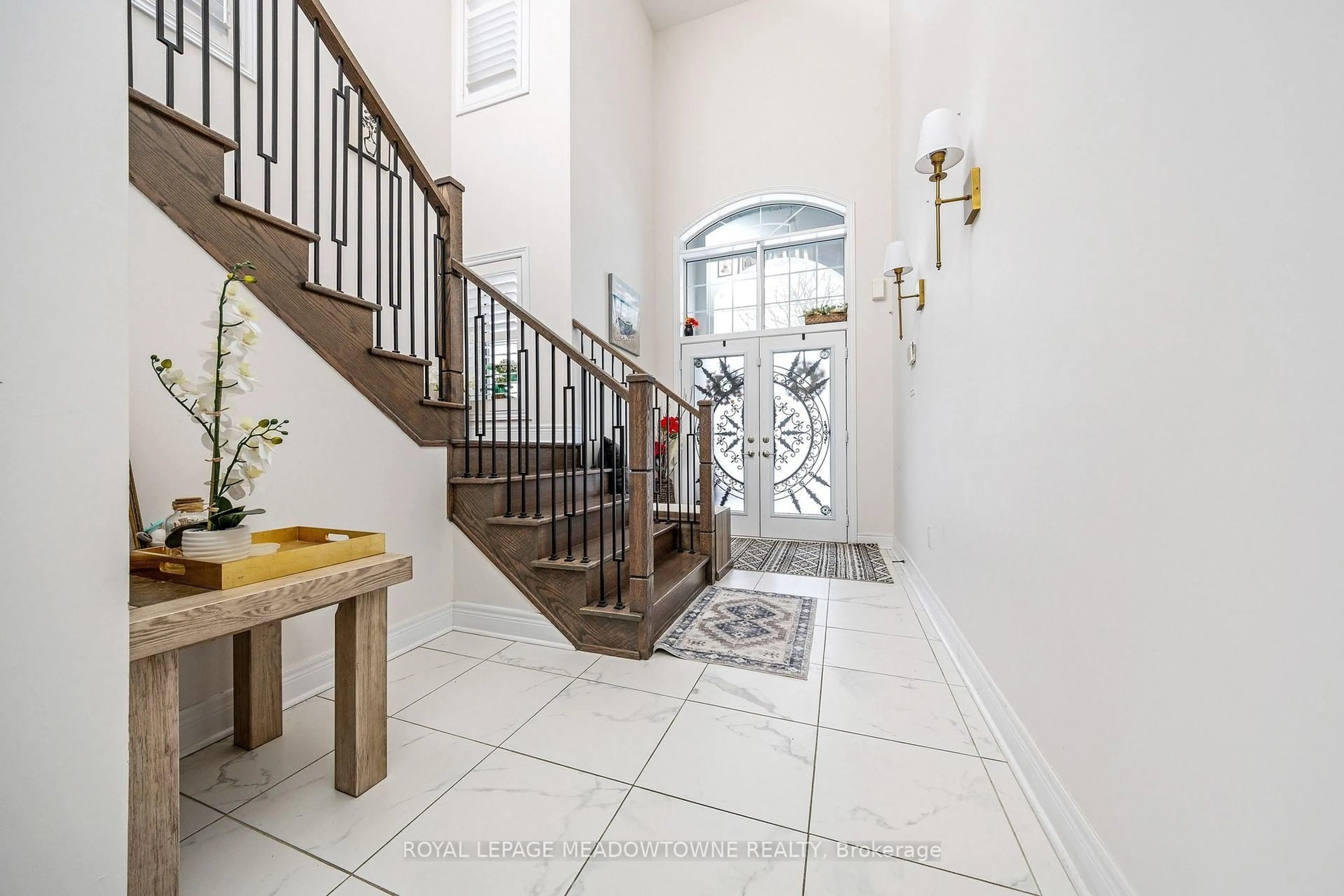 Indoor foyer for 10036 Tenth Line, Halton Hills Ontario L7G 0N2