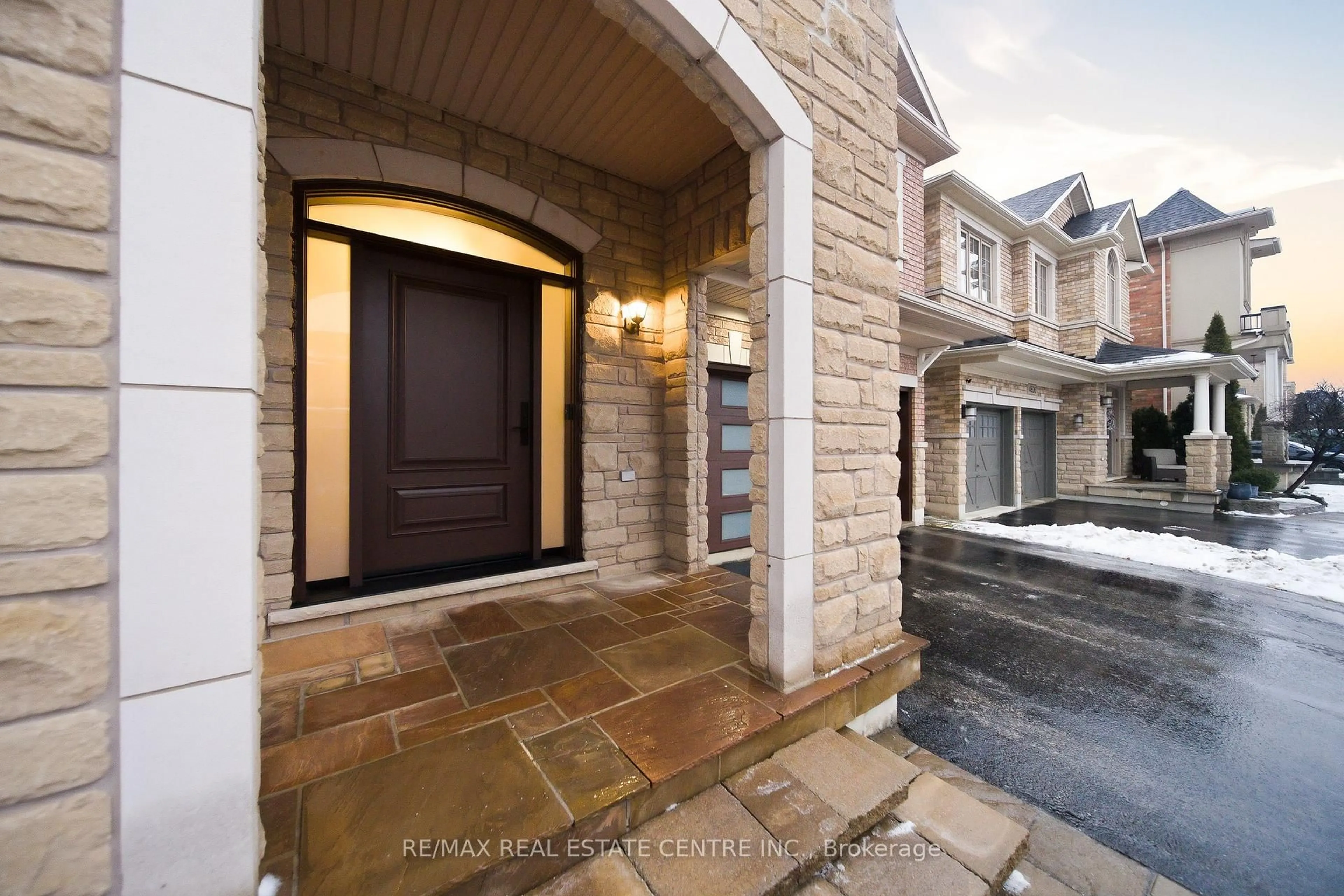 Indoor entryway for 4638 Kearse St, Burlington Ontario L7M 0K7