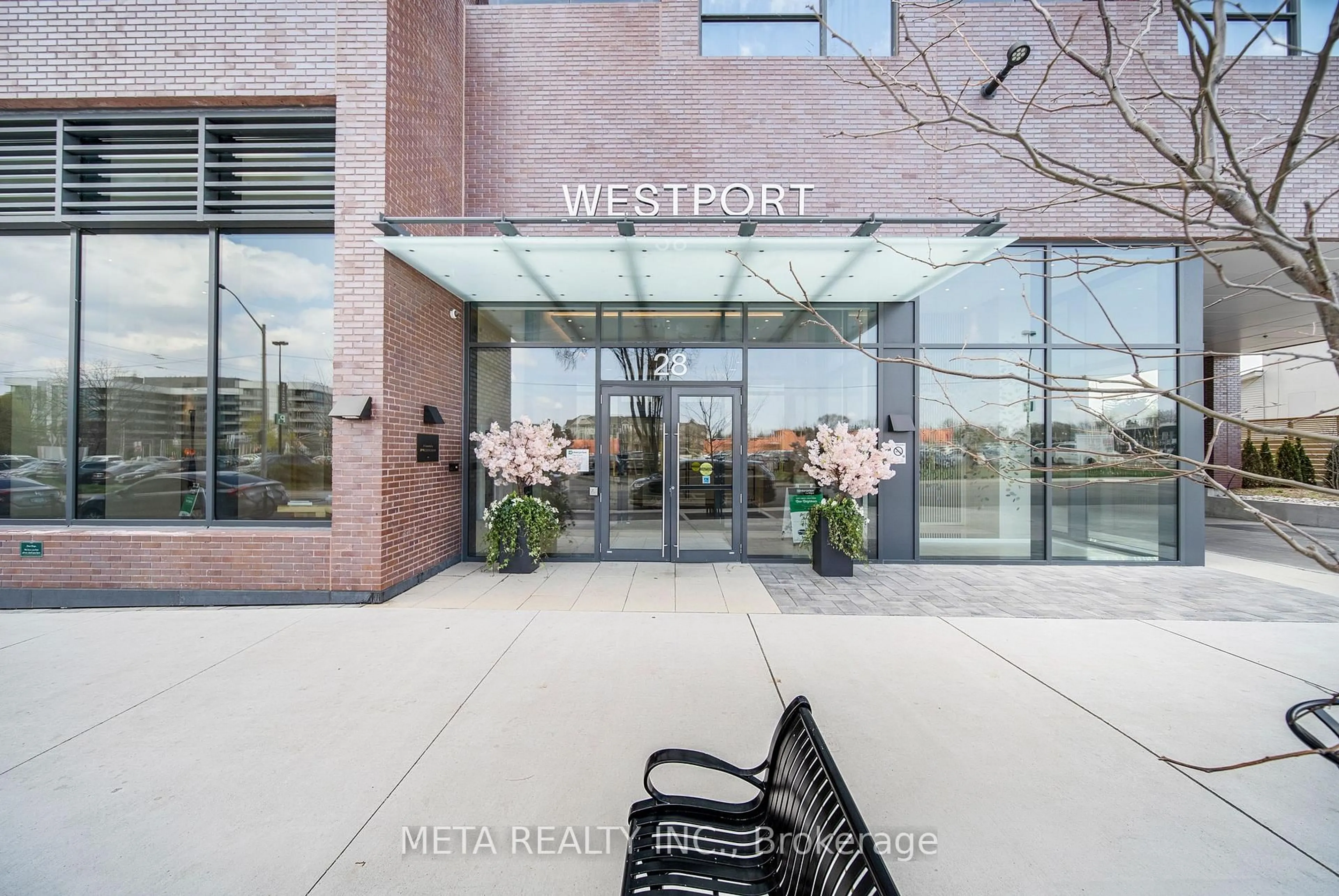 Indoor foyer for 28 Ann St #1412, Mississauga Ontario L5G 3G1