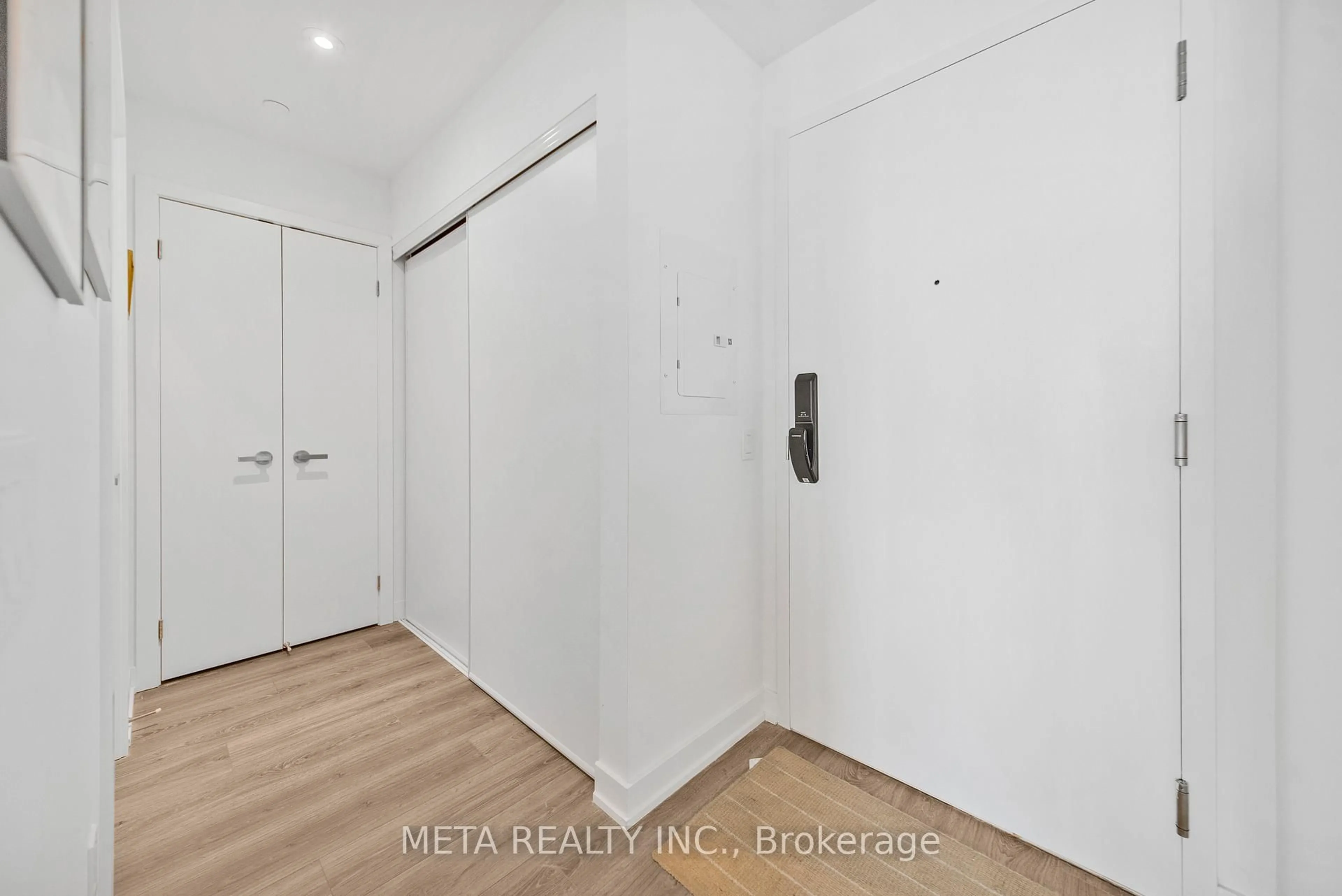 Unknown for 28 Ann St #1412, Mississauga Ontario L5G 3G1