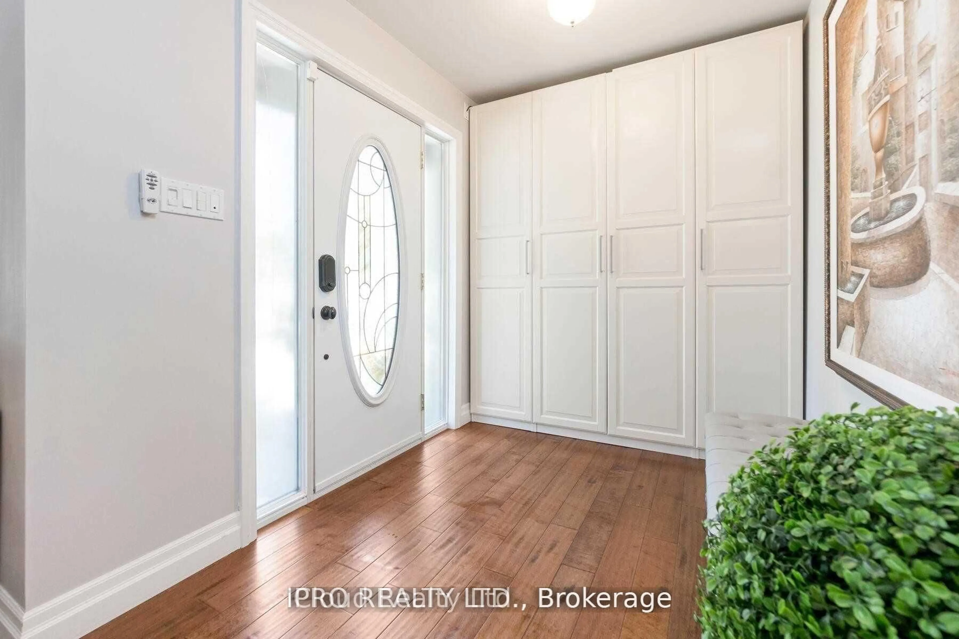 Indoor entryway for 18 Sunset Blvd, Brampton Ontario L6X 1W8