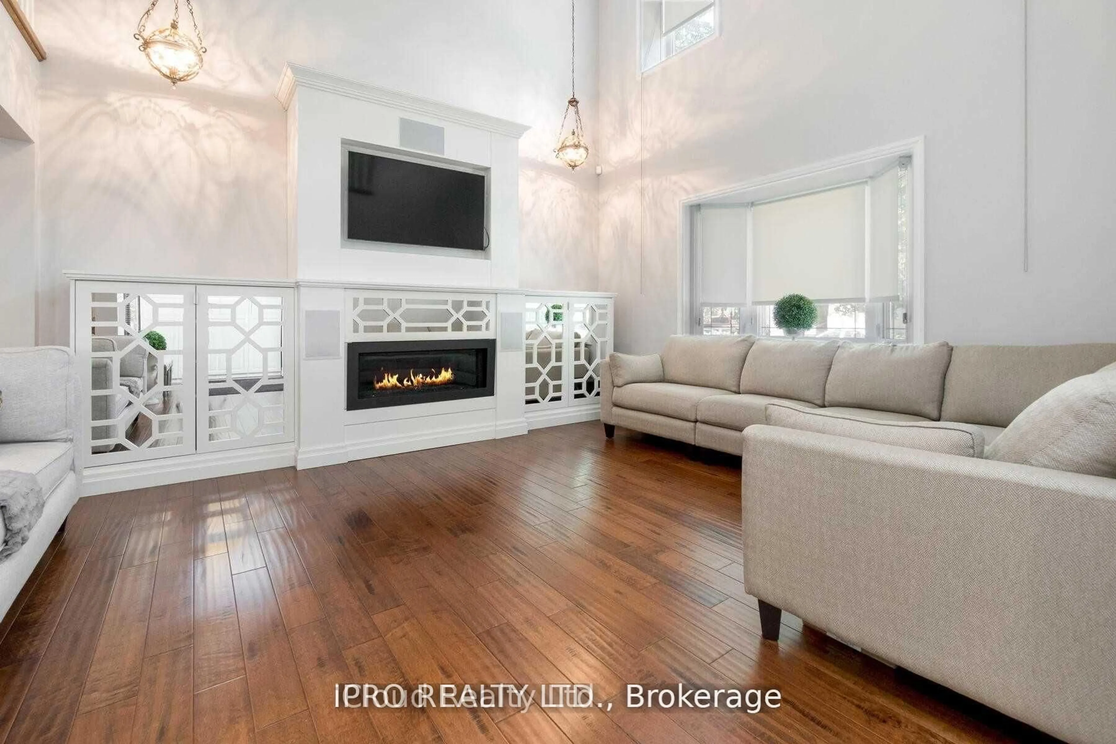 Living room with furniture, unknown for 18 Sunset Blvd, Brampton Ontario L6X 1W8