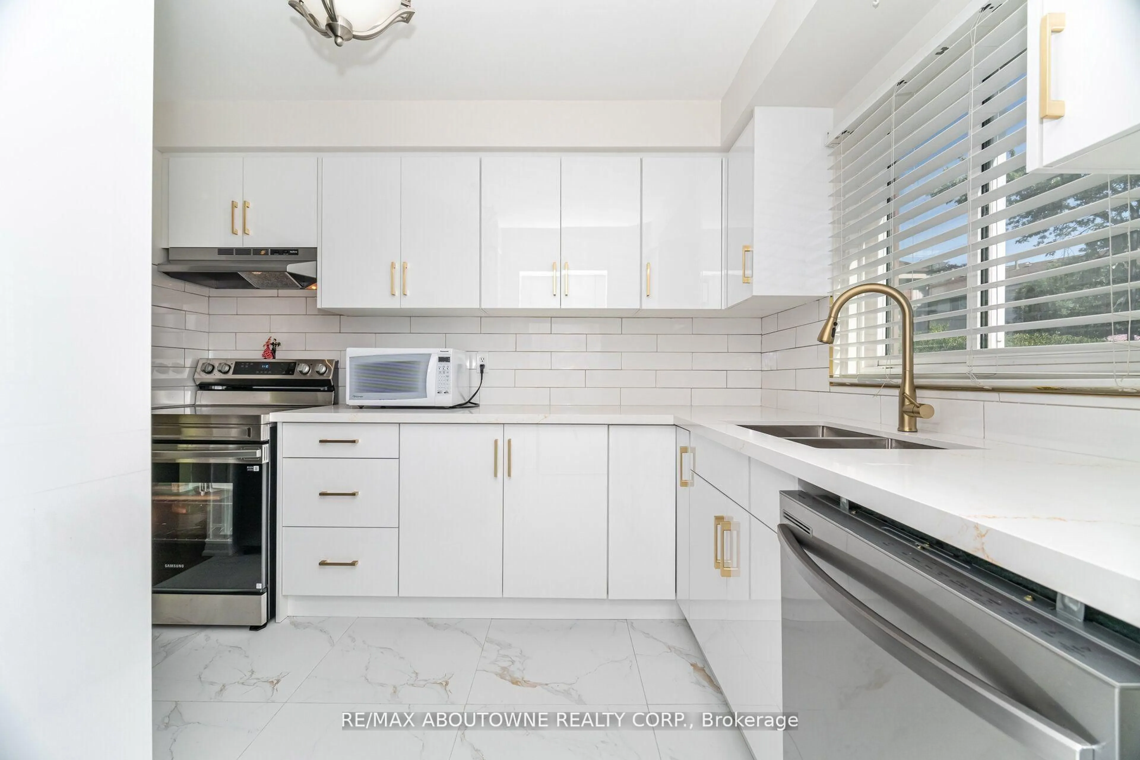 Standard kitchen, ceramic/tile floor for 2779 Gananoque Dr #106, Mississauga Ontario L5N 2E4