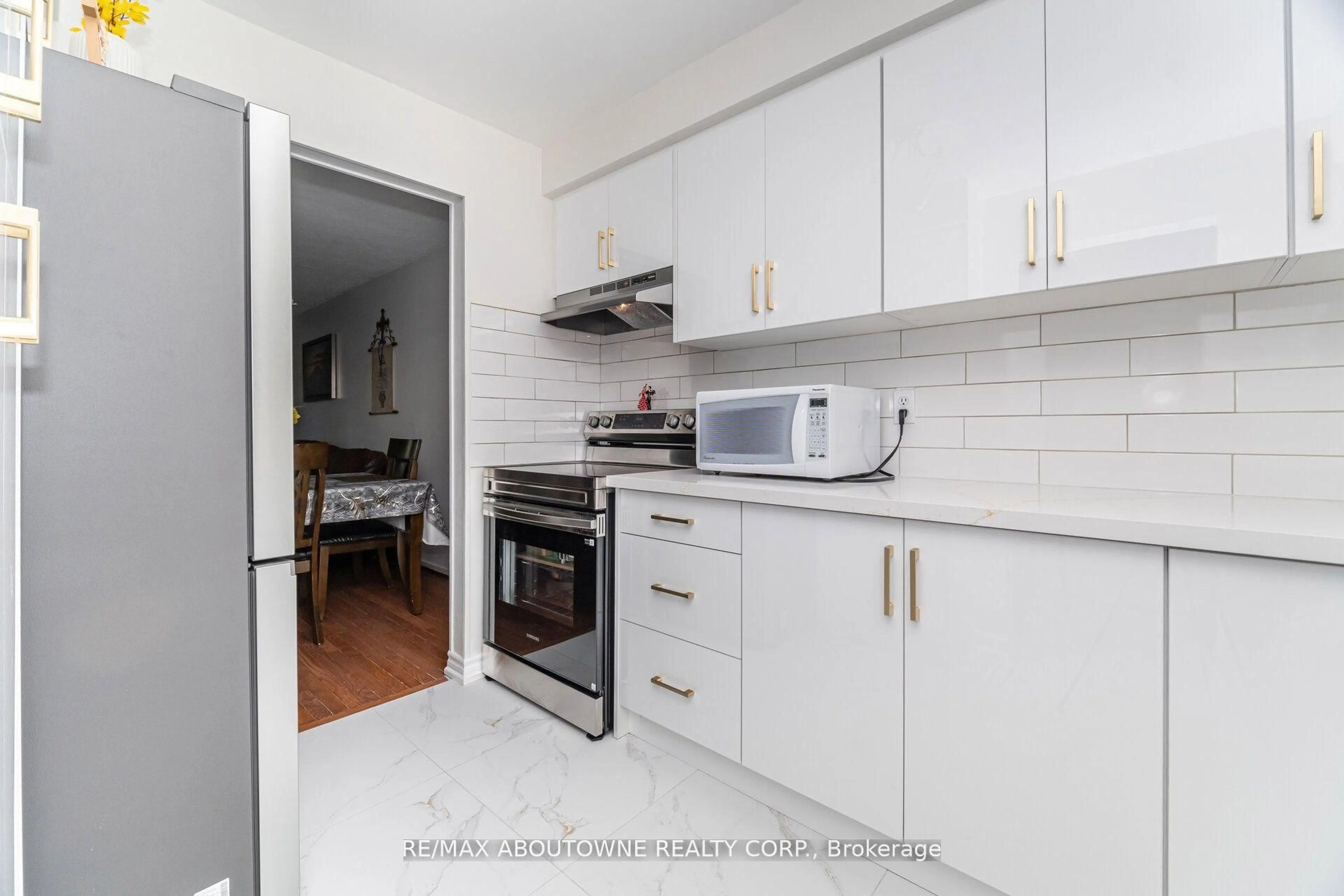 Standard kitchen, wood/laminate floor for 2779 Gananoque Dr #106, Mississauga Ontario L5N 2E4