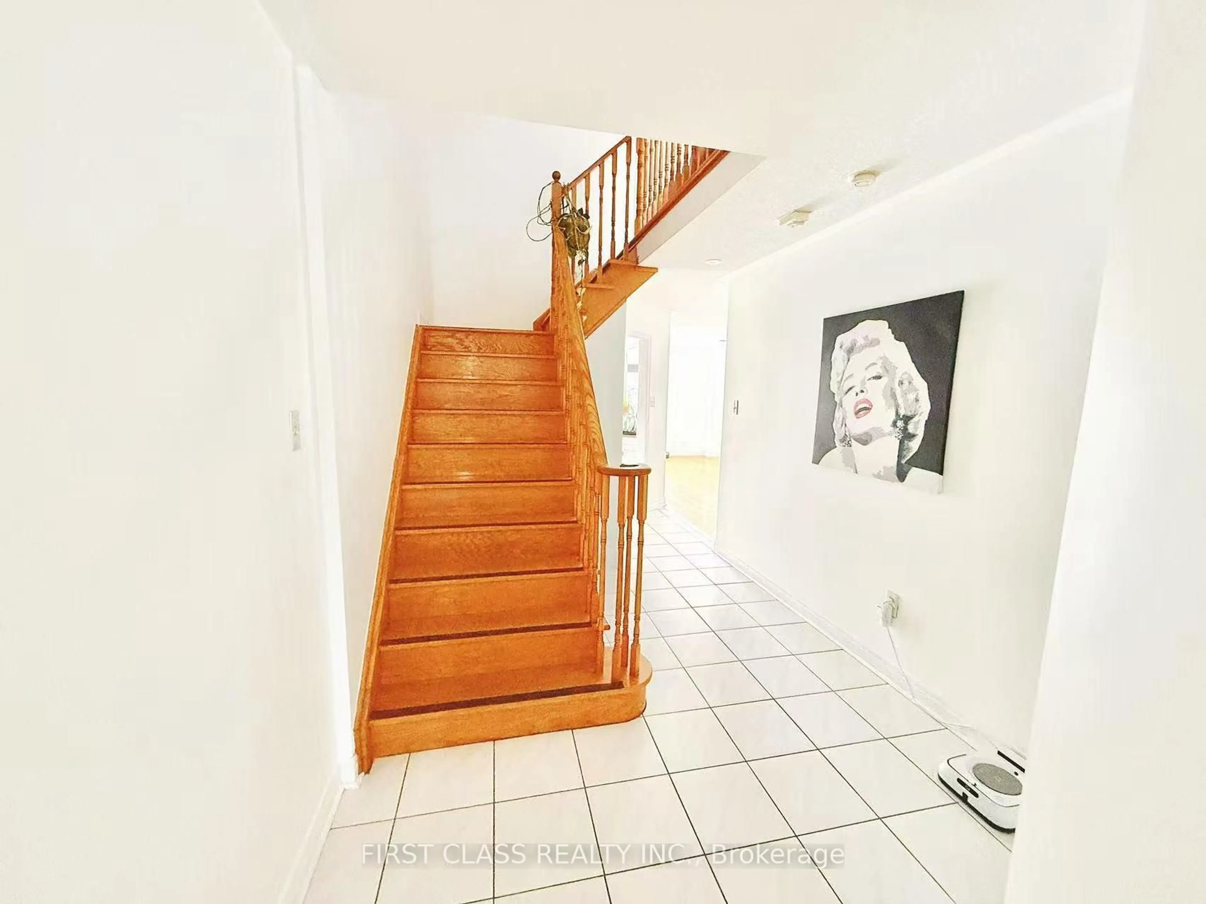 Indoor foyer for 3892 Manatee Way, Mississauga Ontario L5M 6P7