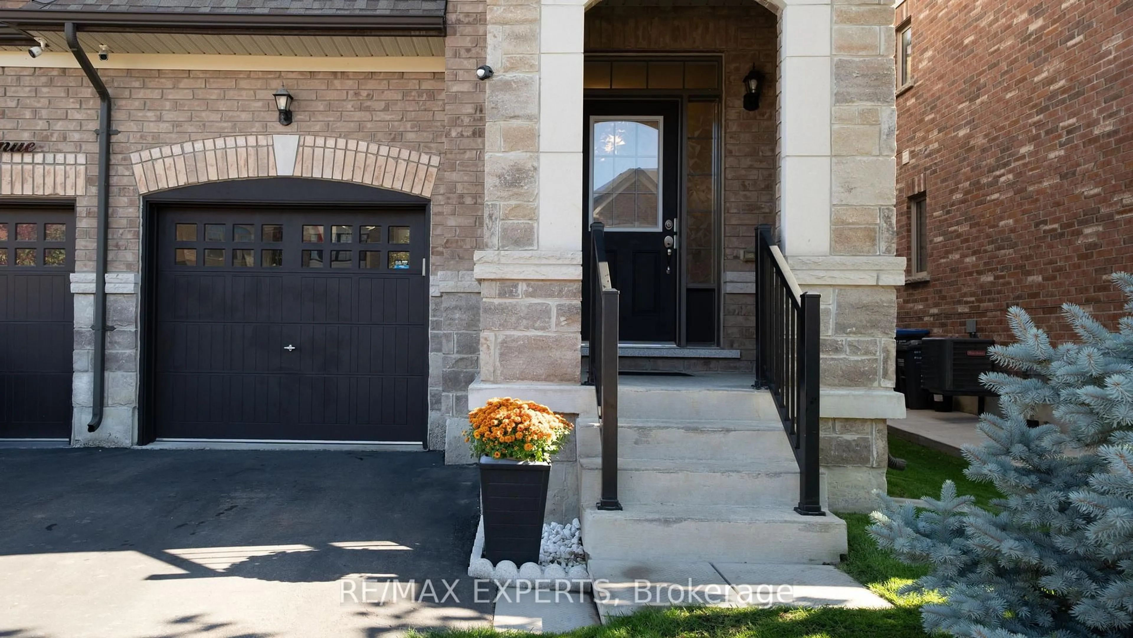 Indoor entryway for 55 Morra Ave, Caledon Ontario L7E 4K7