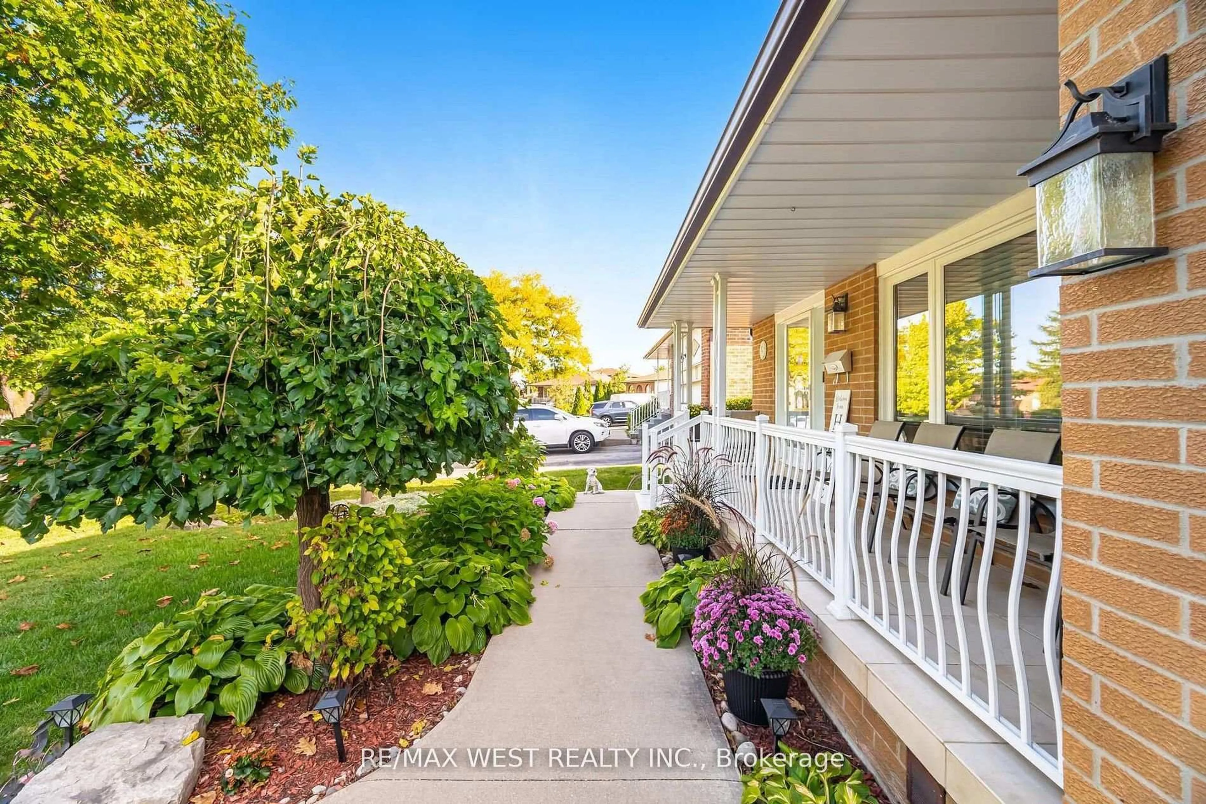 Patio, street for 17 Malcolm Cres, Brampton Ontario L6S 3C7