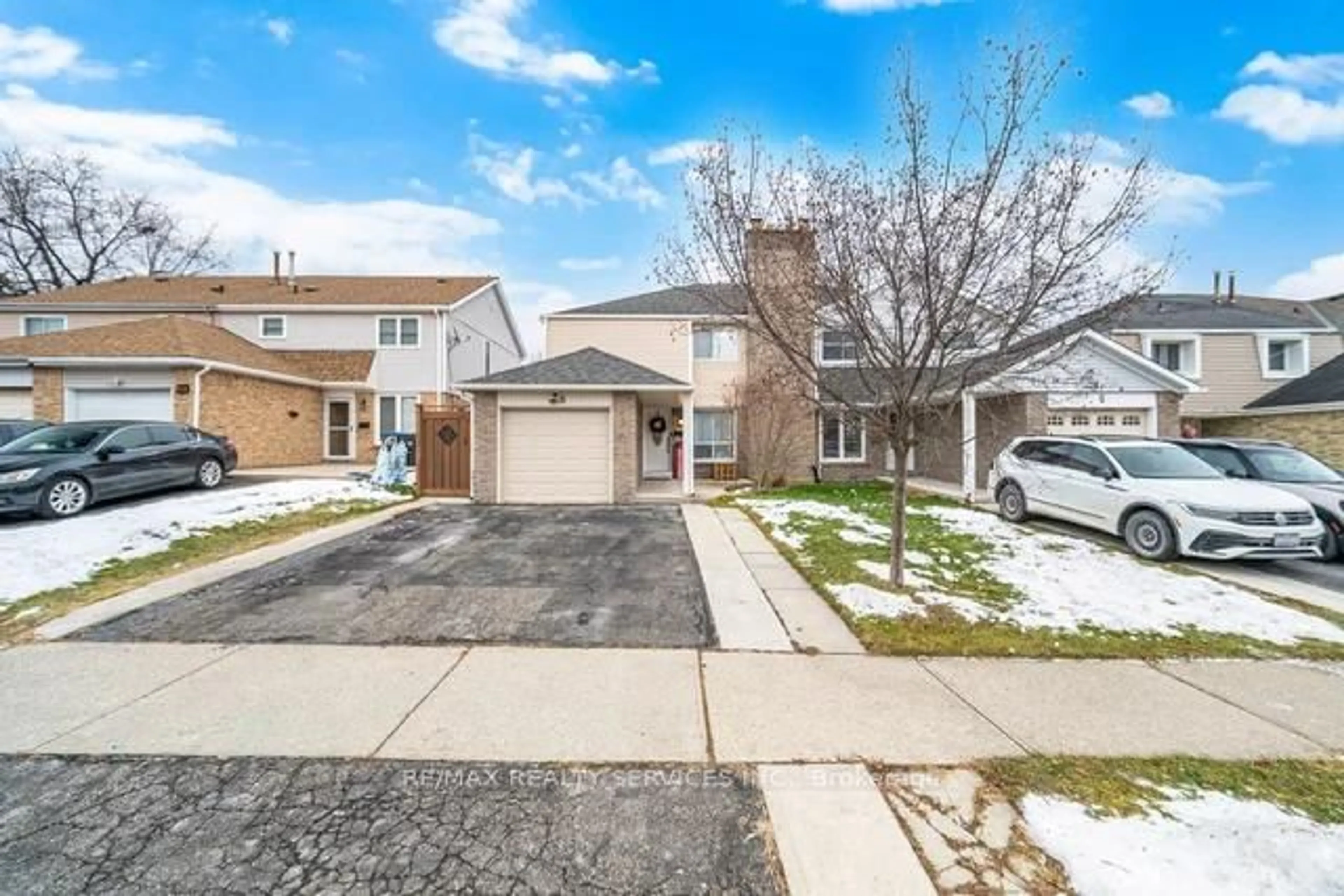 A pic from outside/outdoor area/front of a property/back of a property/a pic from drone, street for 8 Nottawasaga Cres, Brampton Ontario L6Z 1B9