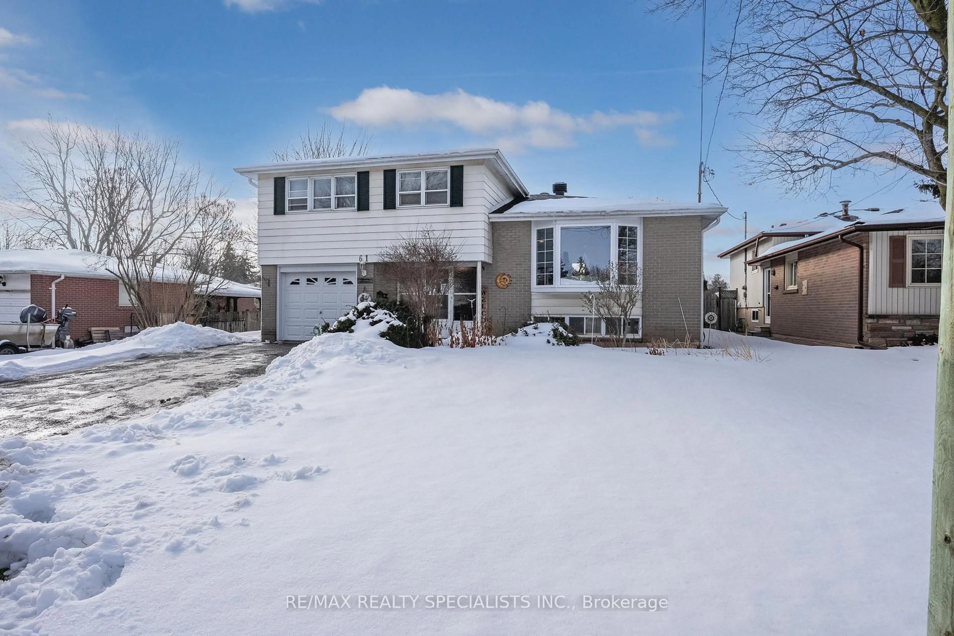 Home with vinyl exterior material, street for 61 Moore Park Cres, Halton Hills Ontario L7G 2T5