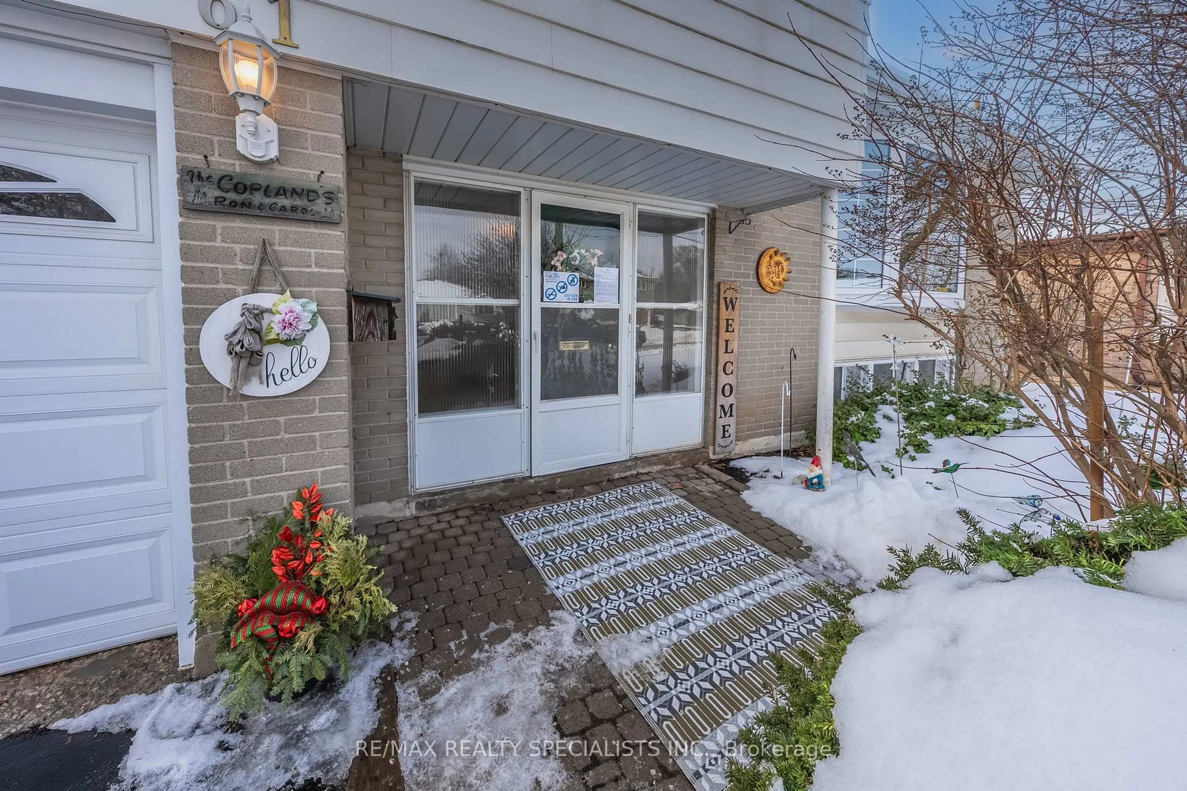 Indoor entryway for 61 Moore Park Cres, Halton Hills Ontario L7G 2T5
