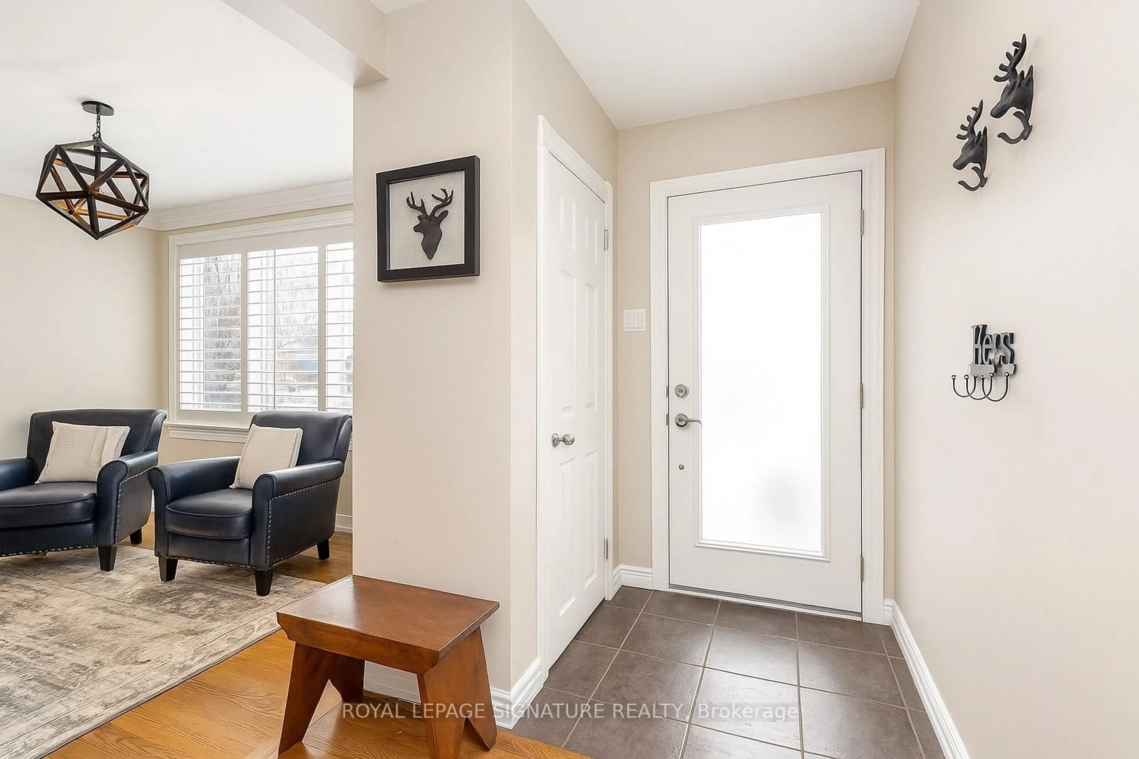 Indoor entryway for 45 Crescent Rd, Oakville Ontario L6K 1W3