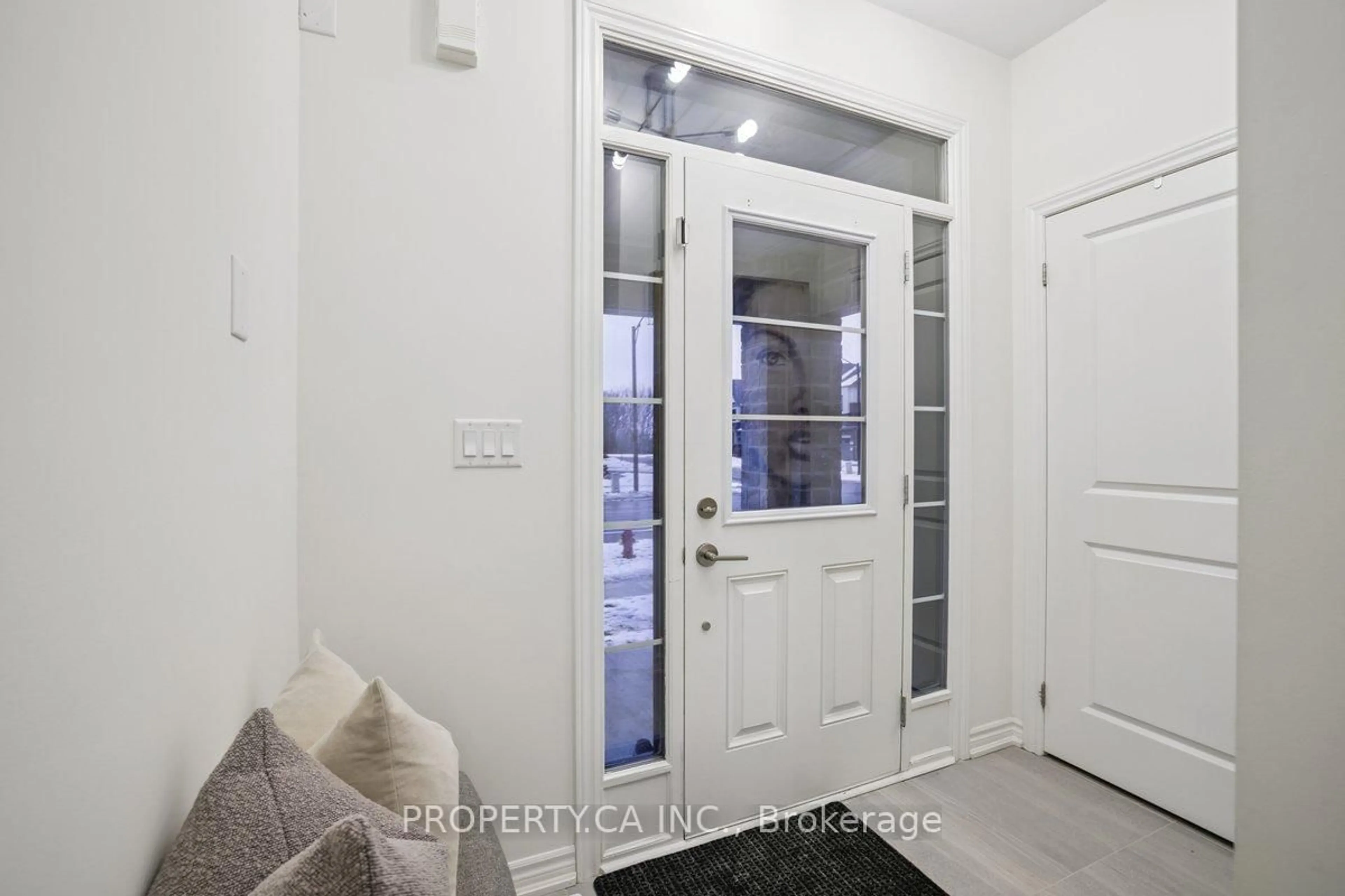 Indoor entryway for 1527 Kovachik Blvd, Milton Ontario L9E 1Y7