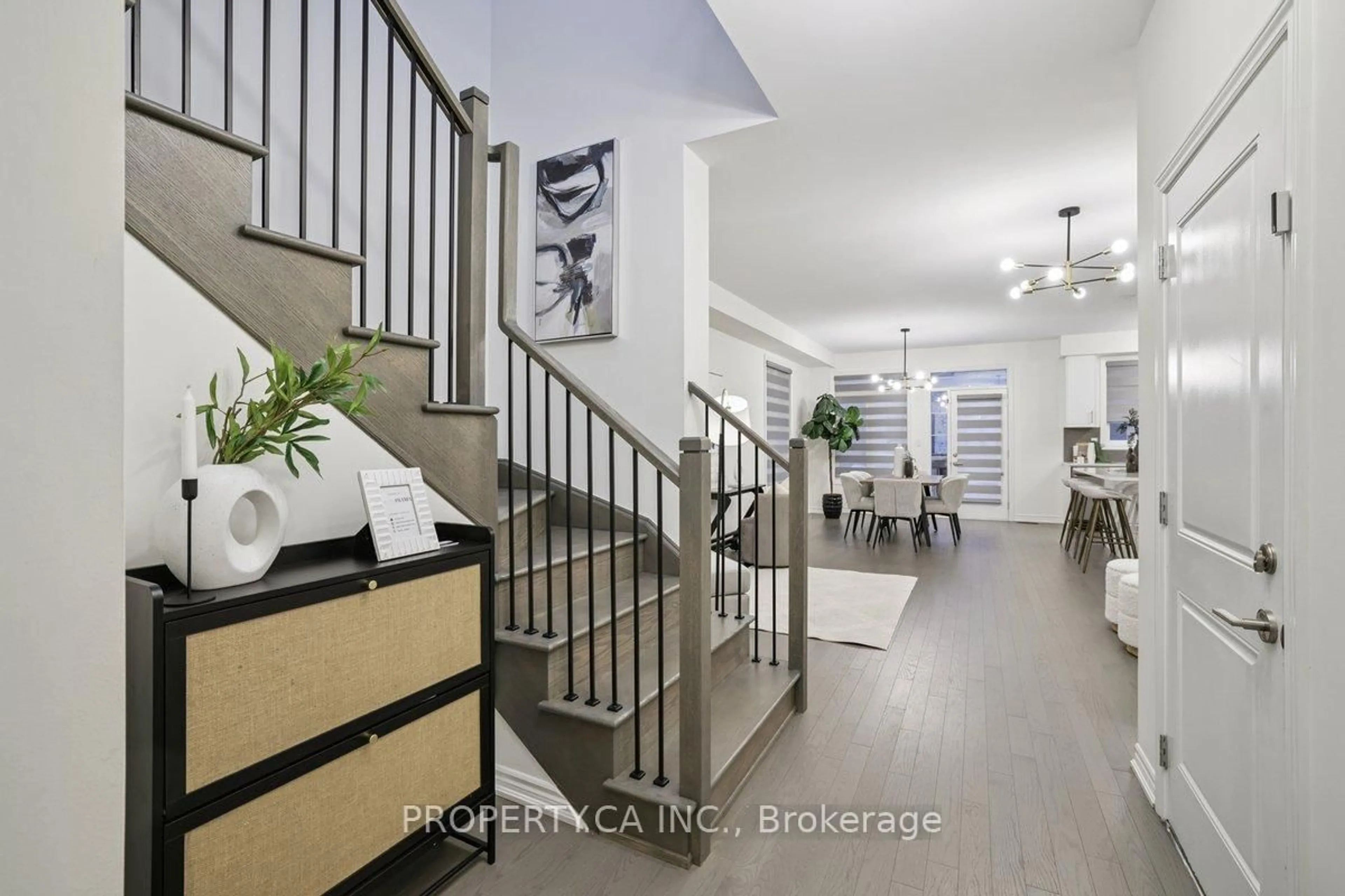 Indoor entryway for 1527 Kovachik Blvd, Milton Ontario L9E 1Y7