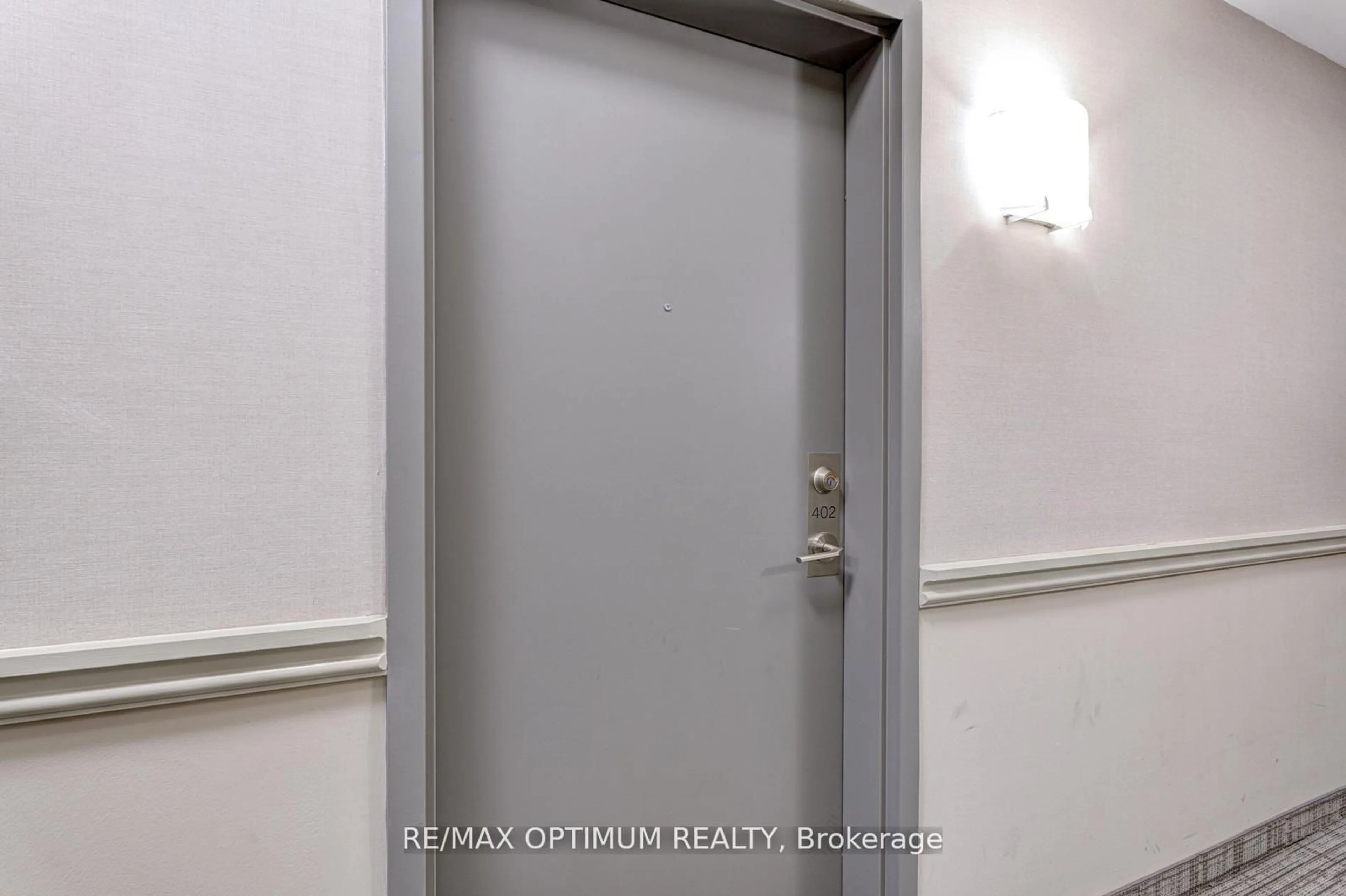 Indoor entryway for 50 Sky Harbour Dr #402, Brampton Ontario L6Y 6B8