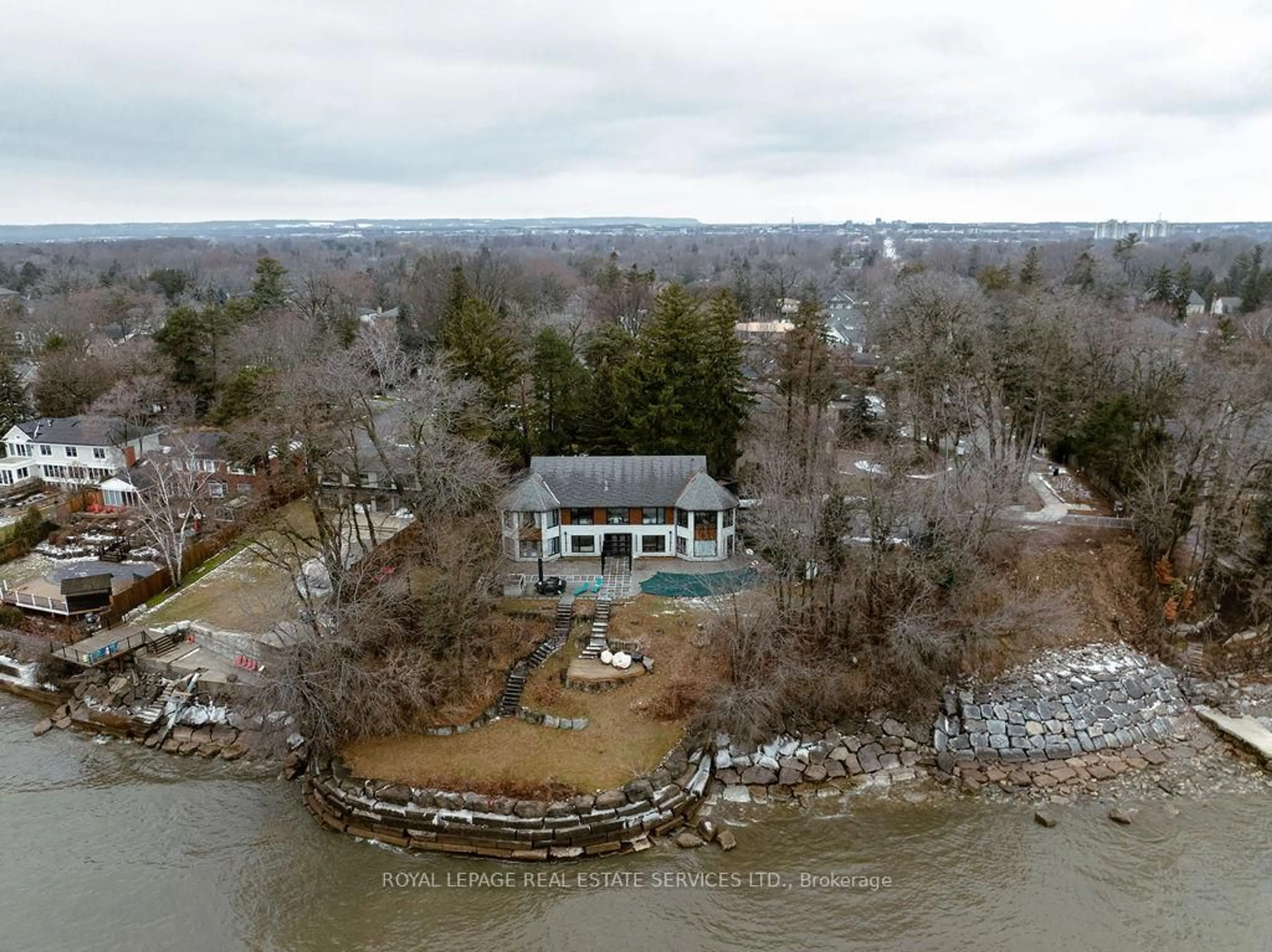 A pic from outside/outdoor area/front of a property/back of a property/a pic from drone, water/lake/river/ocean view for 100 Appleby Pl, Burlington Ontario L7L 2X1