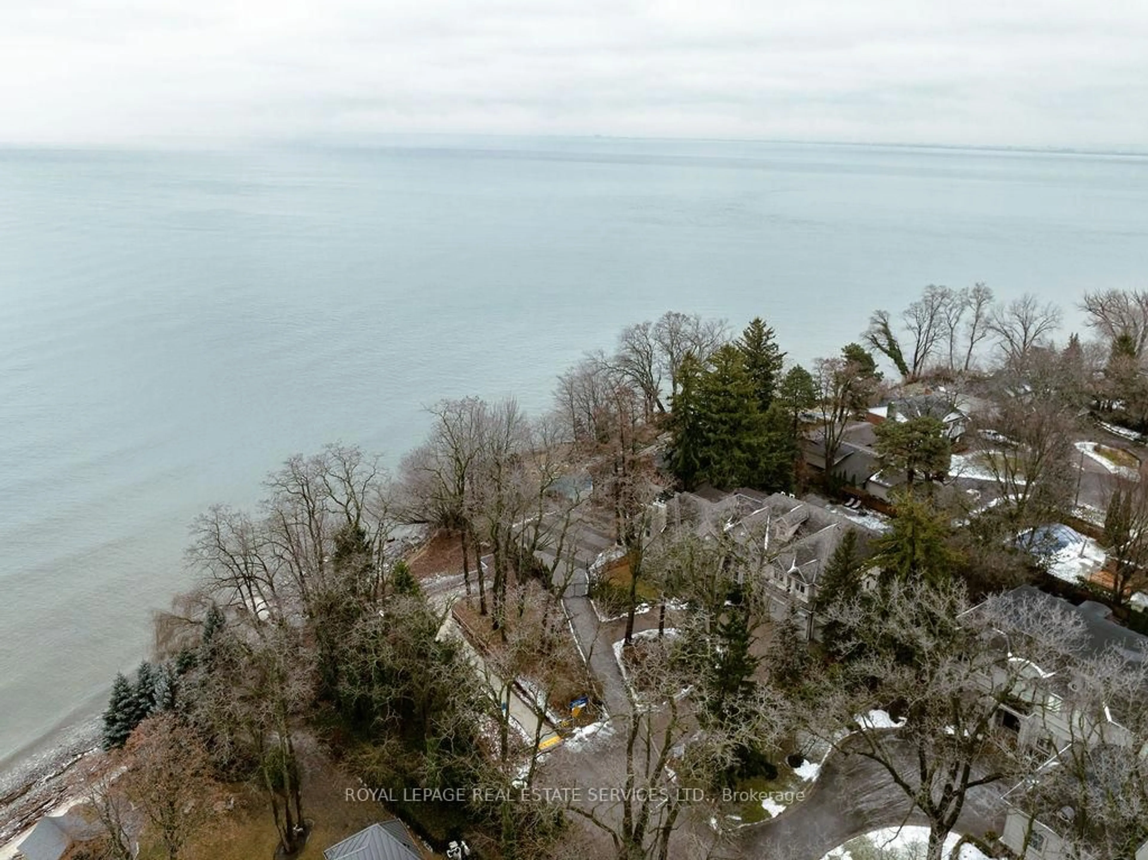 A pic from outside/outdoor area/front of a property/back of a property/a pic from drone, water/lake/river/ocean view for 100 Appleby Pl, Burlington Ontario L7L 2X1