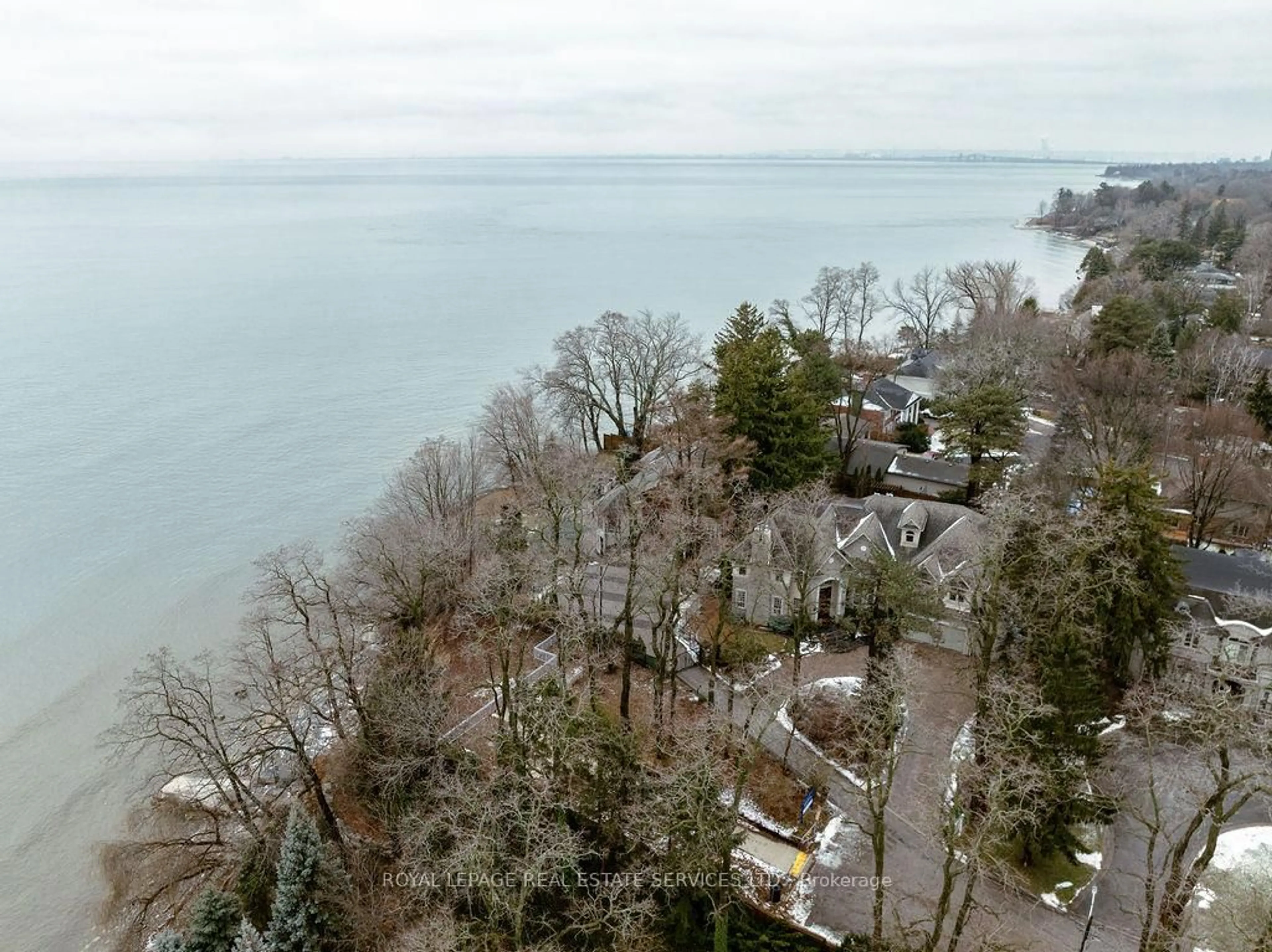 A pic from outside/outdoor area/front of a property/back of a property/a pic from drone, water/lake/river/ocean view for 100 Appleby Pl, Burlington Ontario L7L 2X1